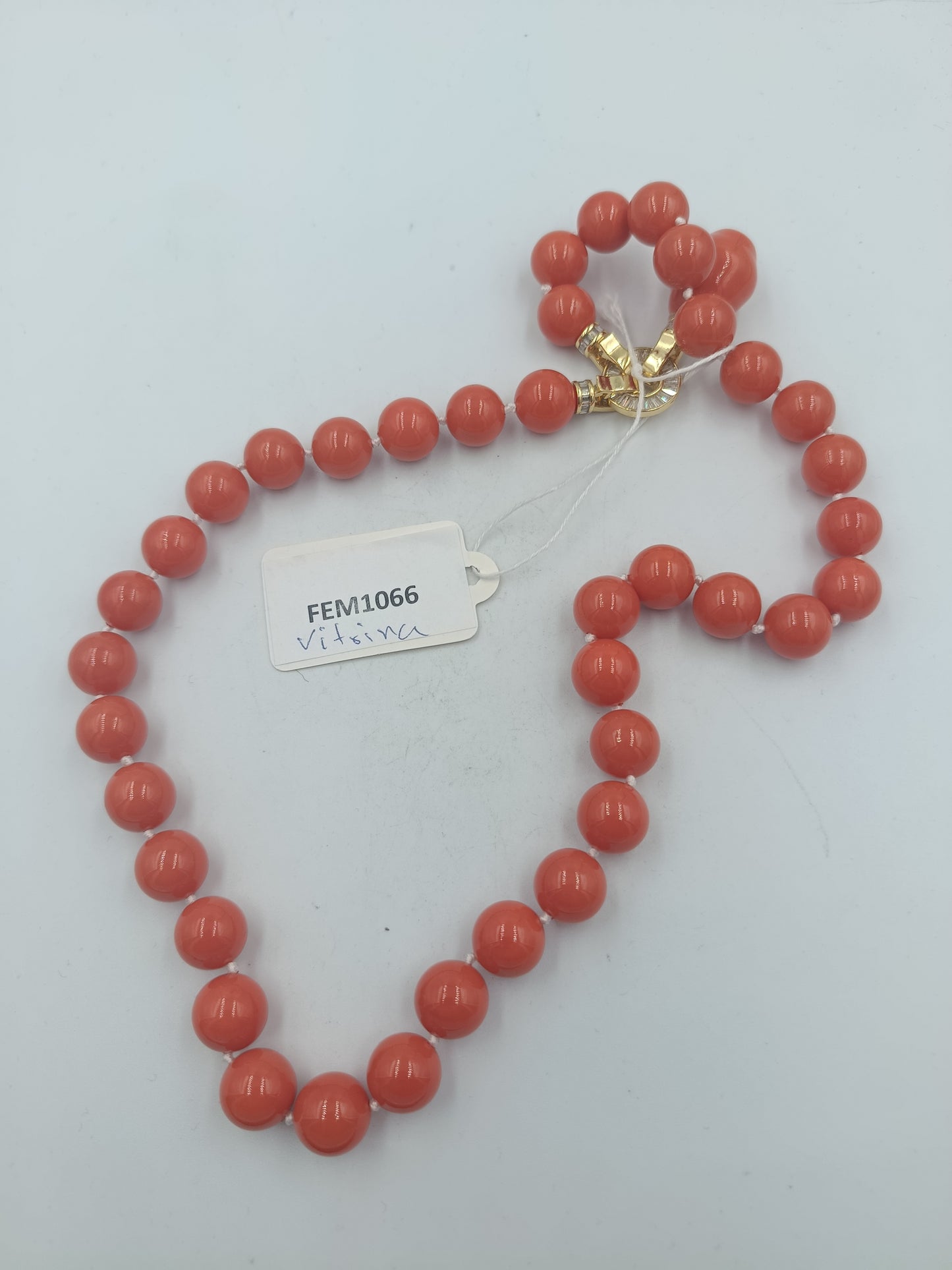 Korallenfarbene Perlenkette mit Goldverschluss 58 cm