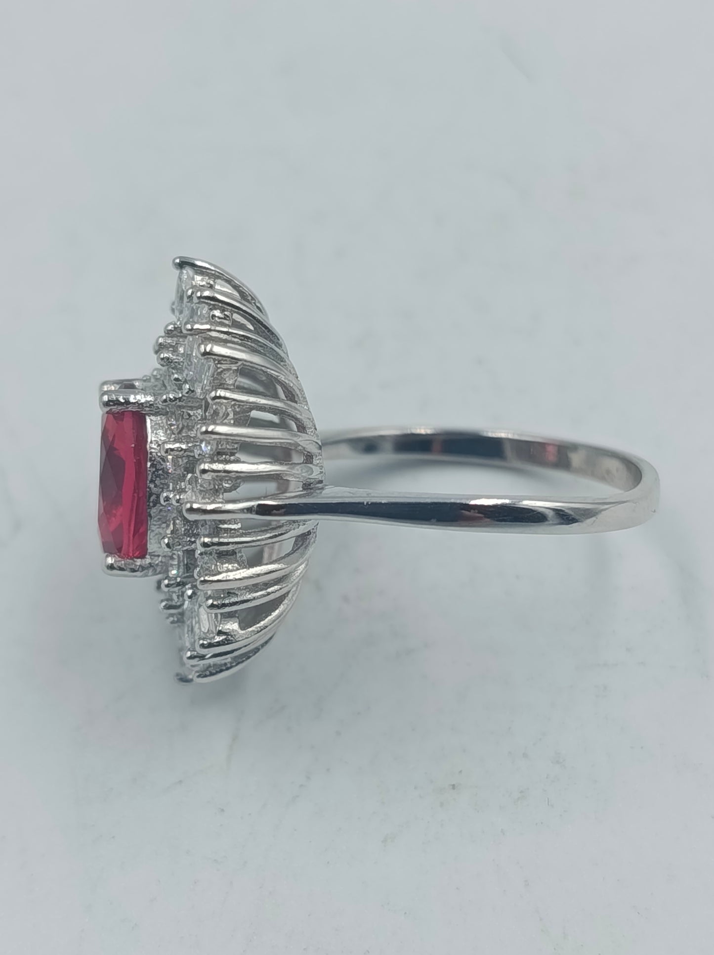 925 Silber Ring mit rubinrotem Stein und Kristallkranz