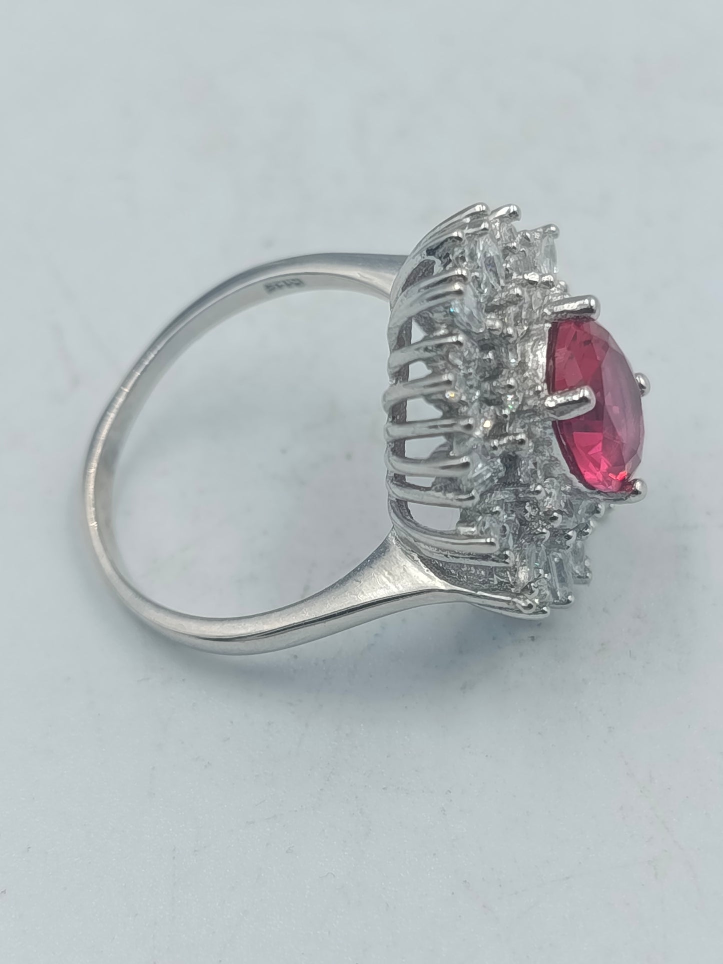 925 Silber Ring mit rubinrotem Stein und Kristallkranz