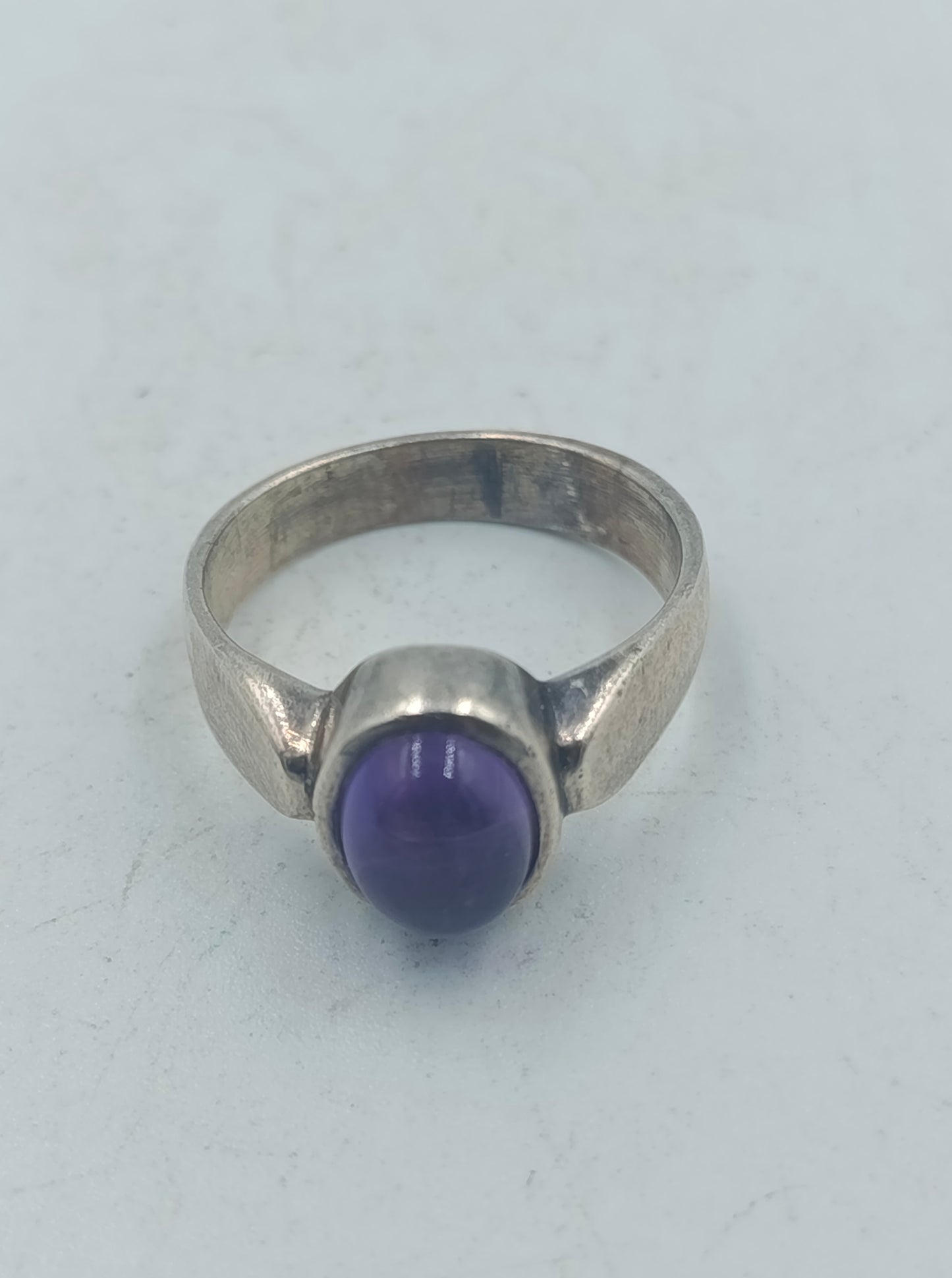 925er Silberring mit violettem Cabochonstein Zeitloses schlichtes Design