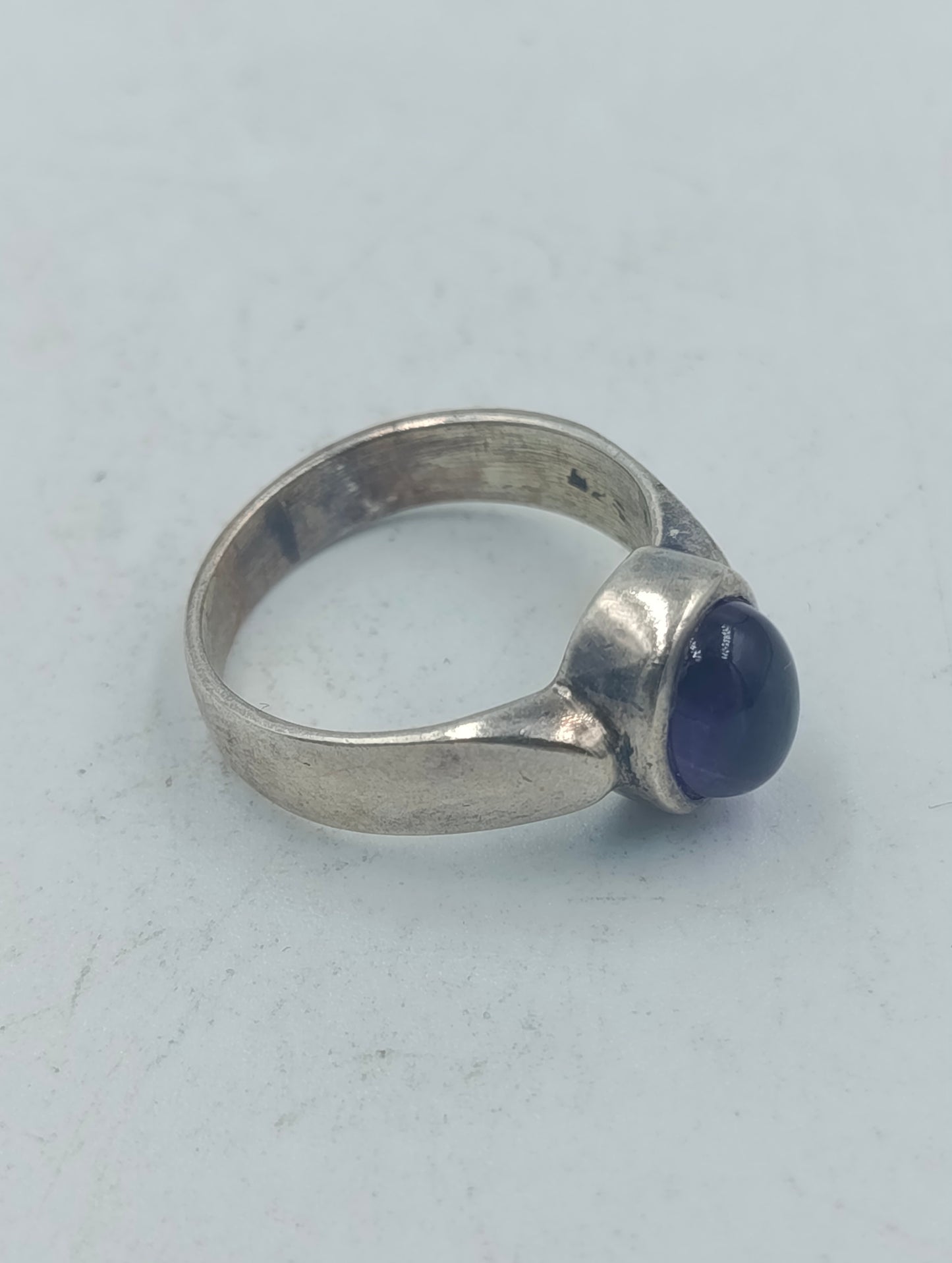 925er Silberring mit violettem Cabochonstein Zeitloses schlichtes Design