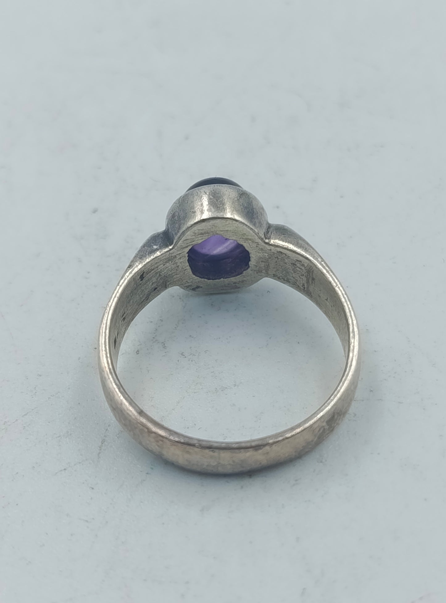 925er Silberring mit violettem Cabochonstein Zeitloses schlichtes Design