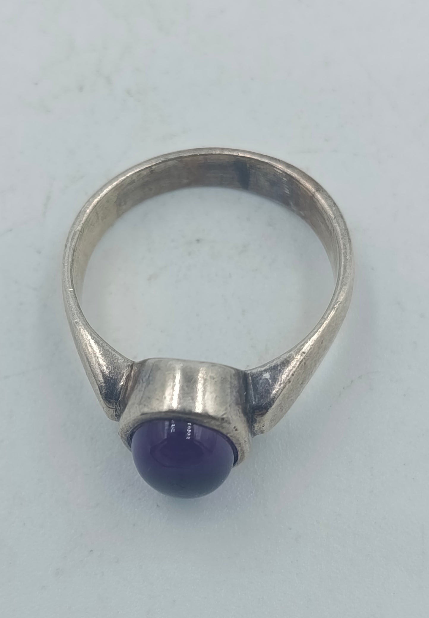 925er Silberring mit violettem Cabochonstein Zeitloses schlichtes Design