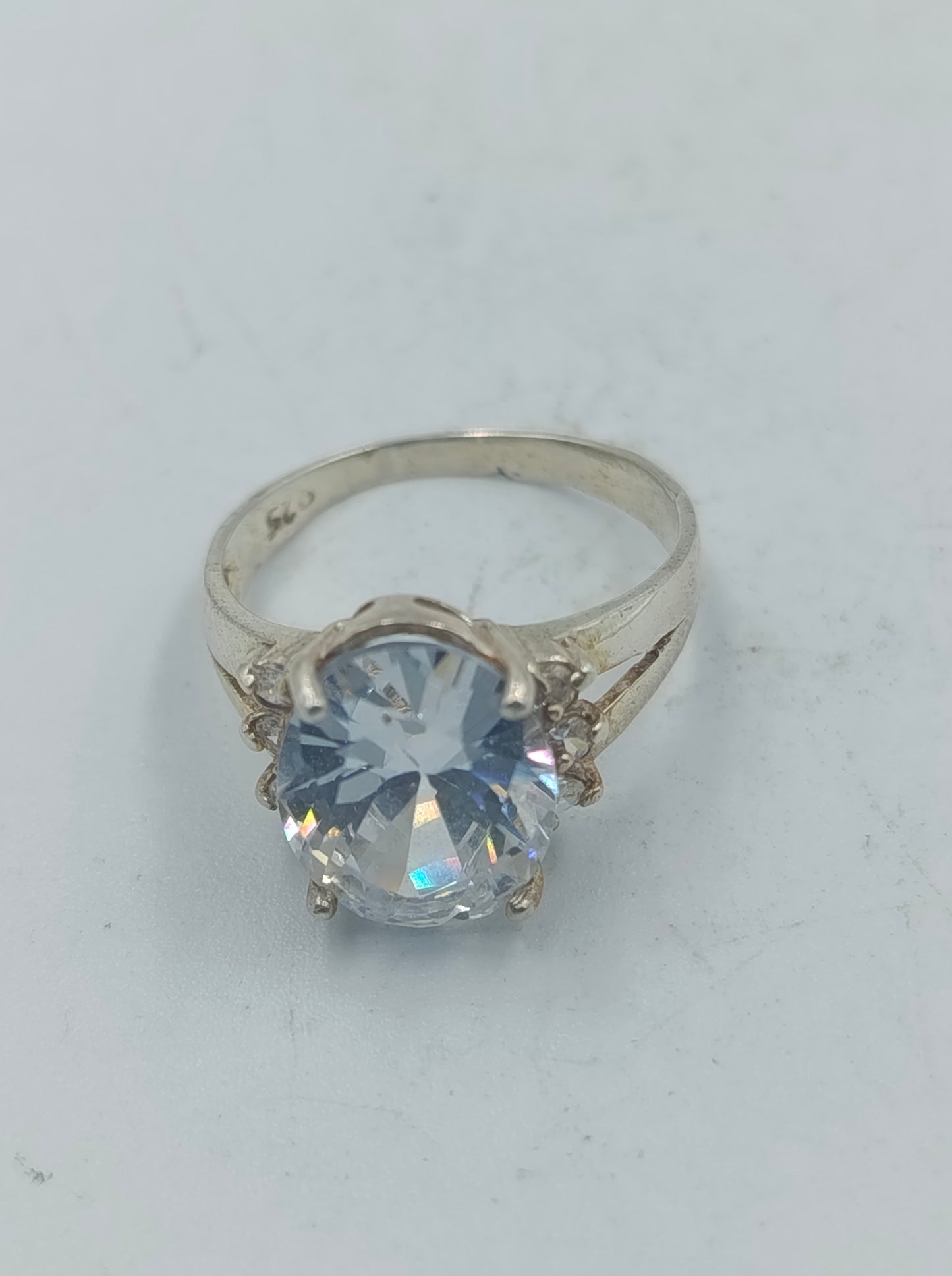 Eleganter 925 Silber Ring mit großem klaren Stein Klassische elegante Fassung