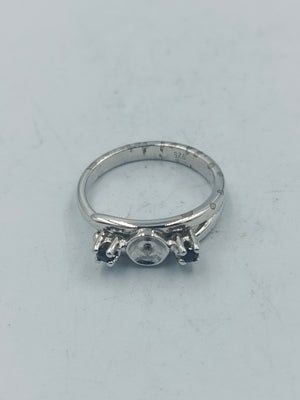 Eleganter Silberring mit dunklen Seitensteinen und mittiger Fassung