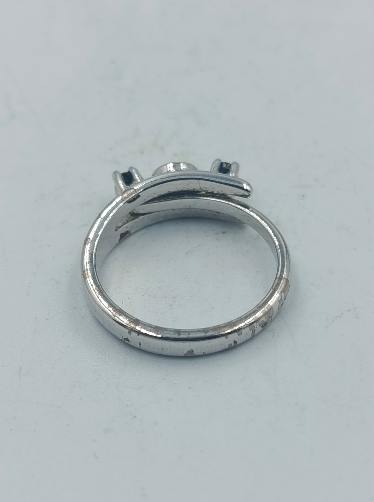 Eleganter Silberring mit dunklen Seitensteinen und mittiger Fassung