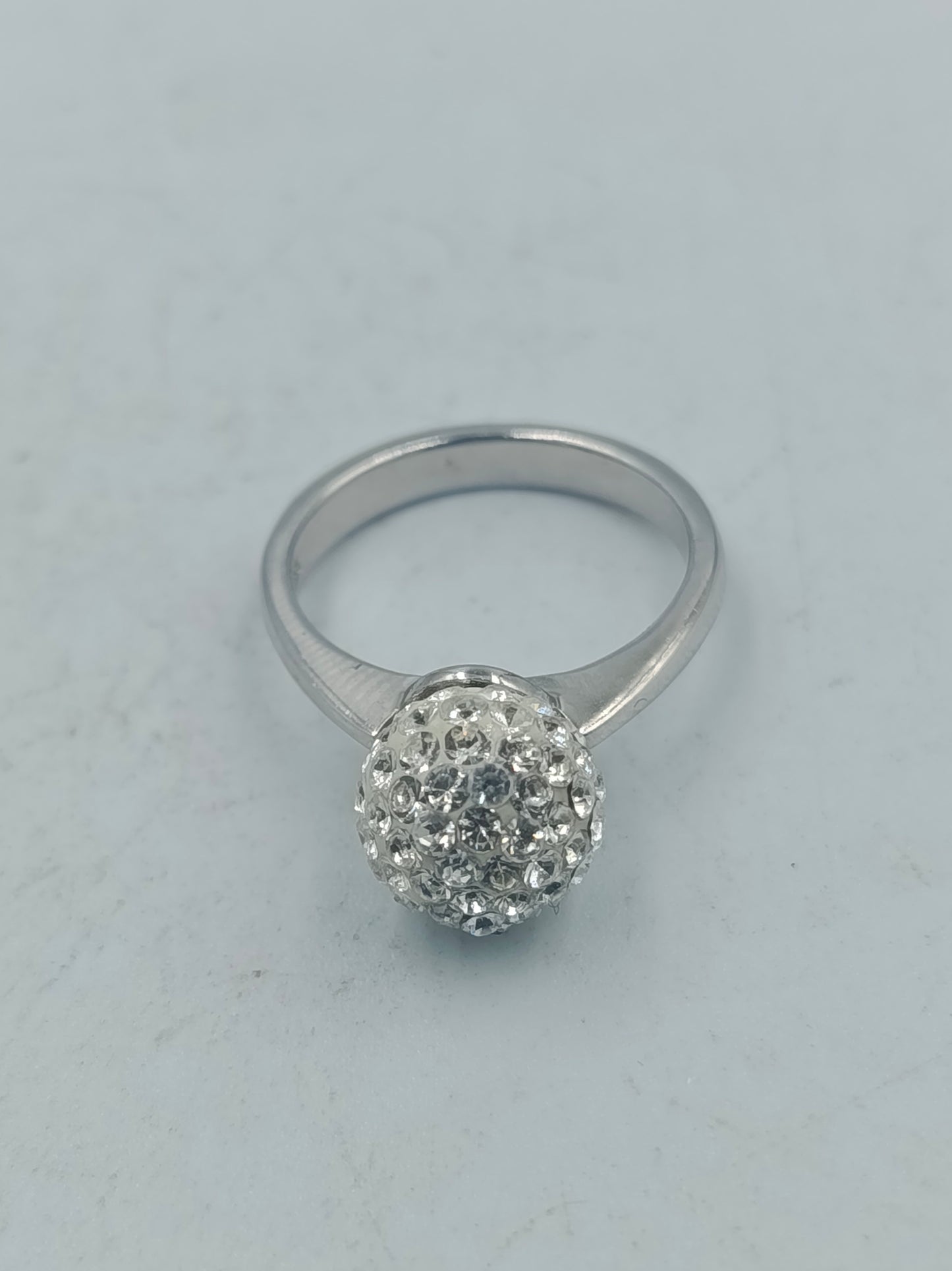 Silberring mit funkelndem Kugelaufsatz und klaren Steinen im eleganten Design