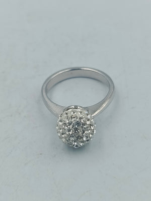 Silberring mit funkelndem Kugelaufsatz und klaren Steinen im eleganten Design