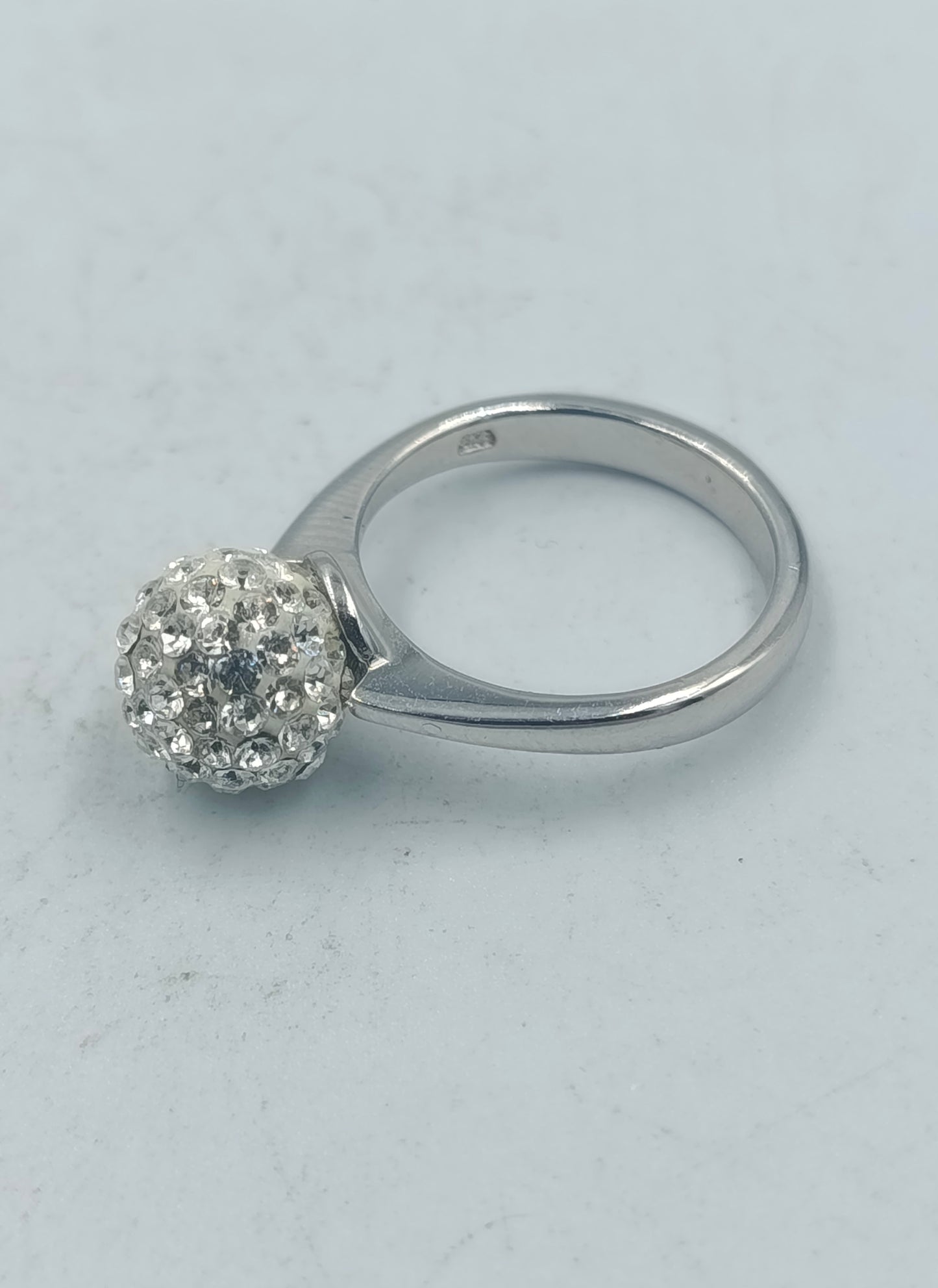 Silberring mit funkelndem Kugelaufsatz und klaren Steinen im eleganten Design