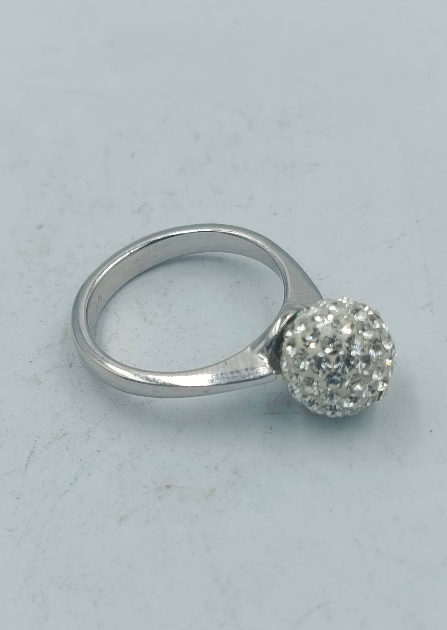 Silberring mit funkelndem Kugelaufsatz und klaren Steinen im eleganten Design