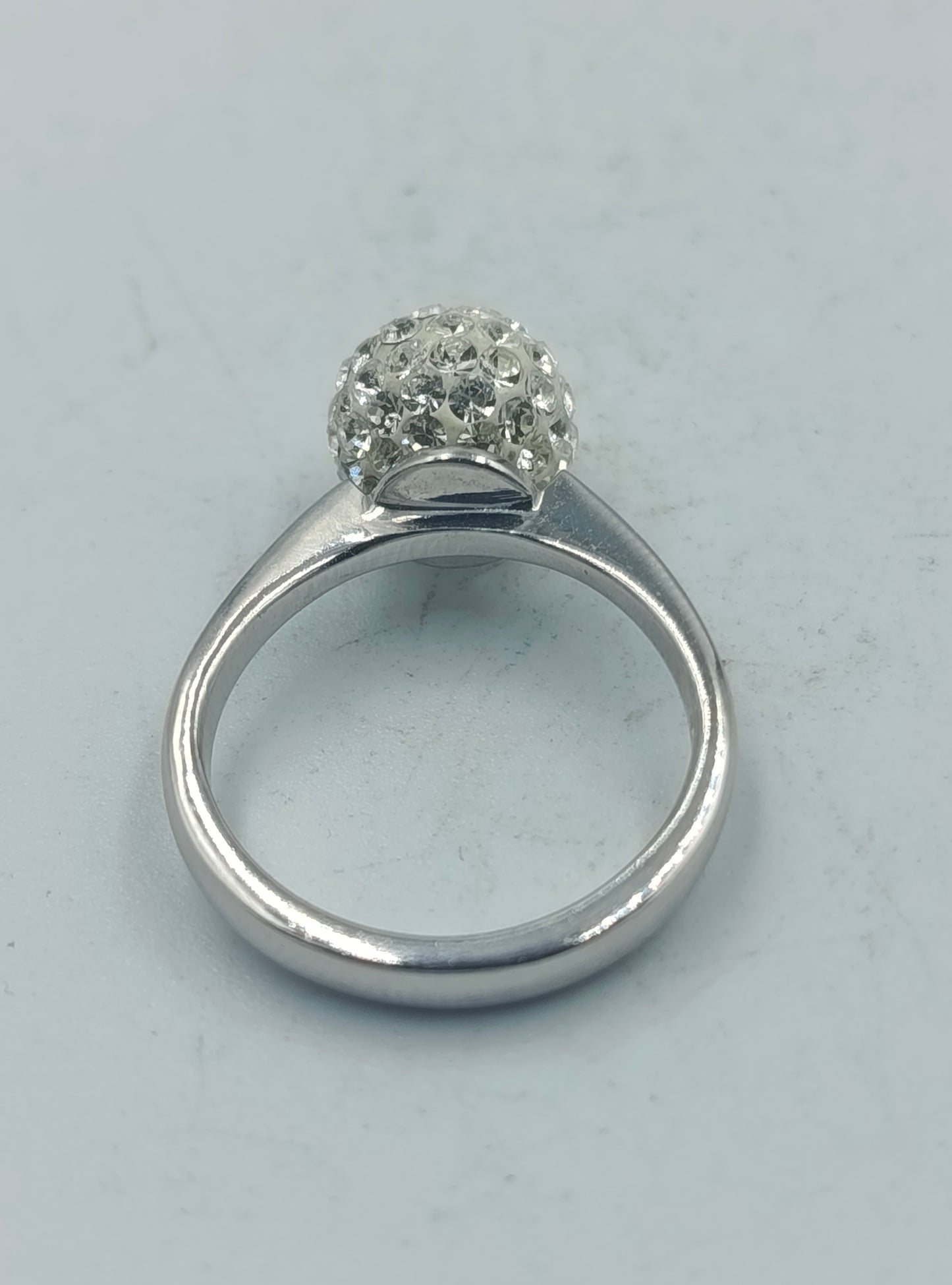 Silberring mit funkelndem Kugelaufsatz und klaren Steinen im eleganten Design