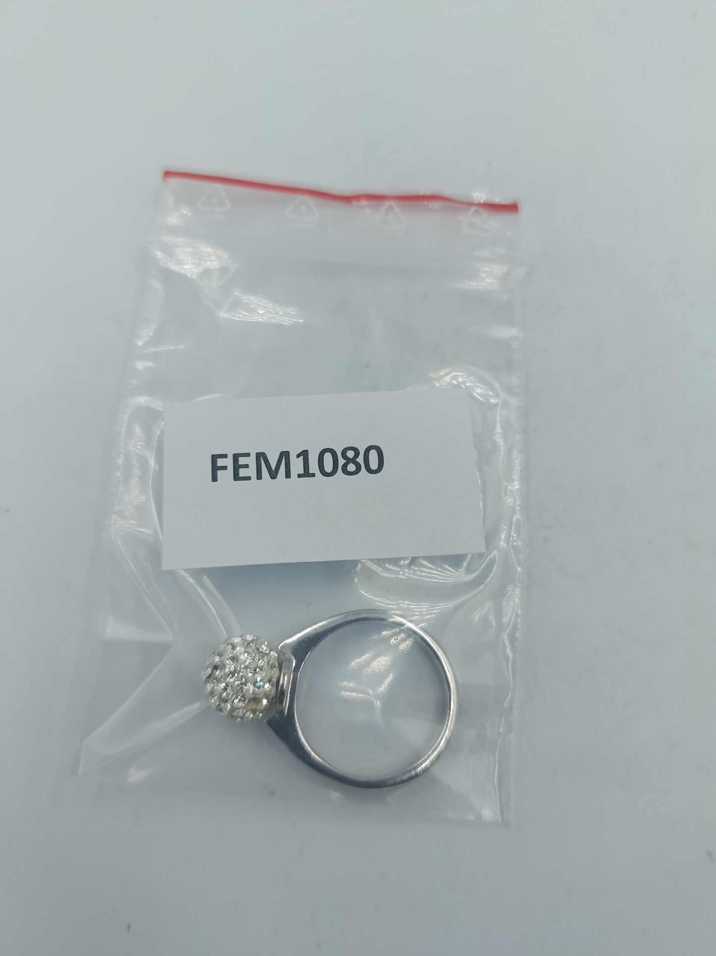 Silberring mit funkelndem Kugelaufsatz und klaren Steinen im eleganten Design