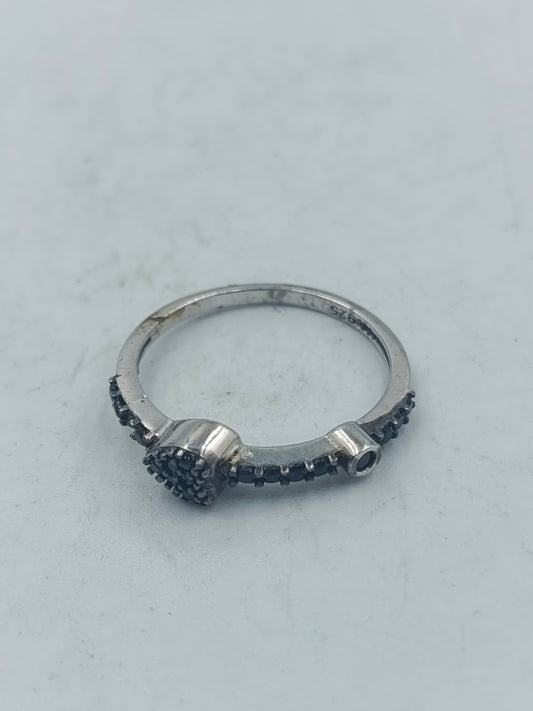 Silberring mit schwarzen Steinen elegante Optik Dezentes modernes Design