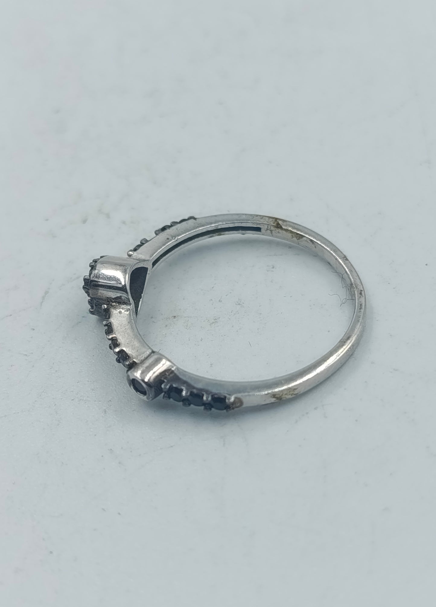 Silberring mit schwarzen Steinen elegante Optik Dezentes modernes Design