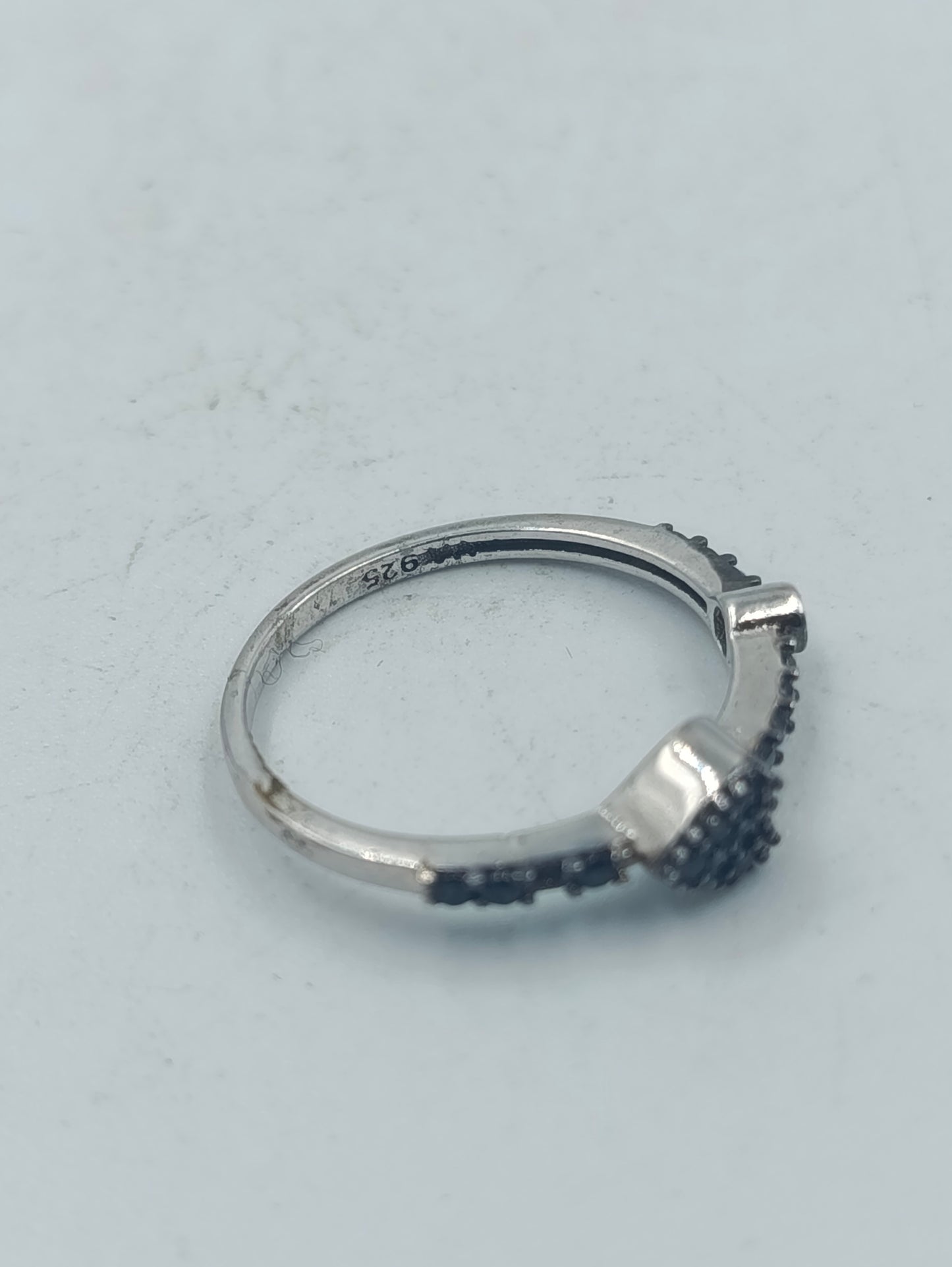 Silberring mit schwarzen Steinen elegante Optik Dezentes modernes Design