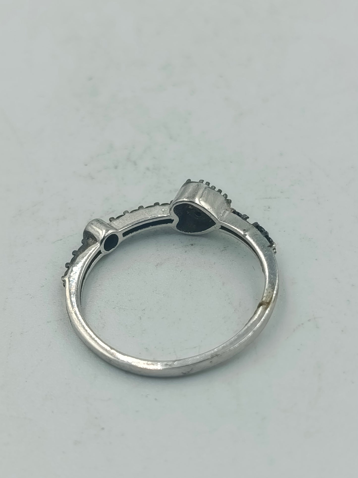 Silberring mit schwarzen Steinen elegante Optik Dezentes modernes Design