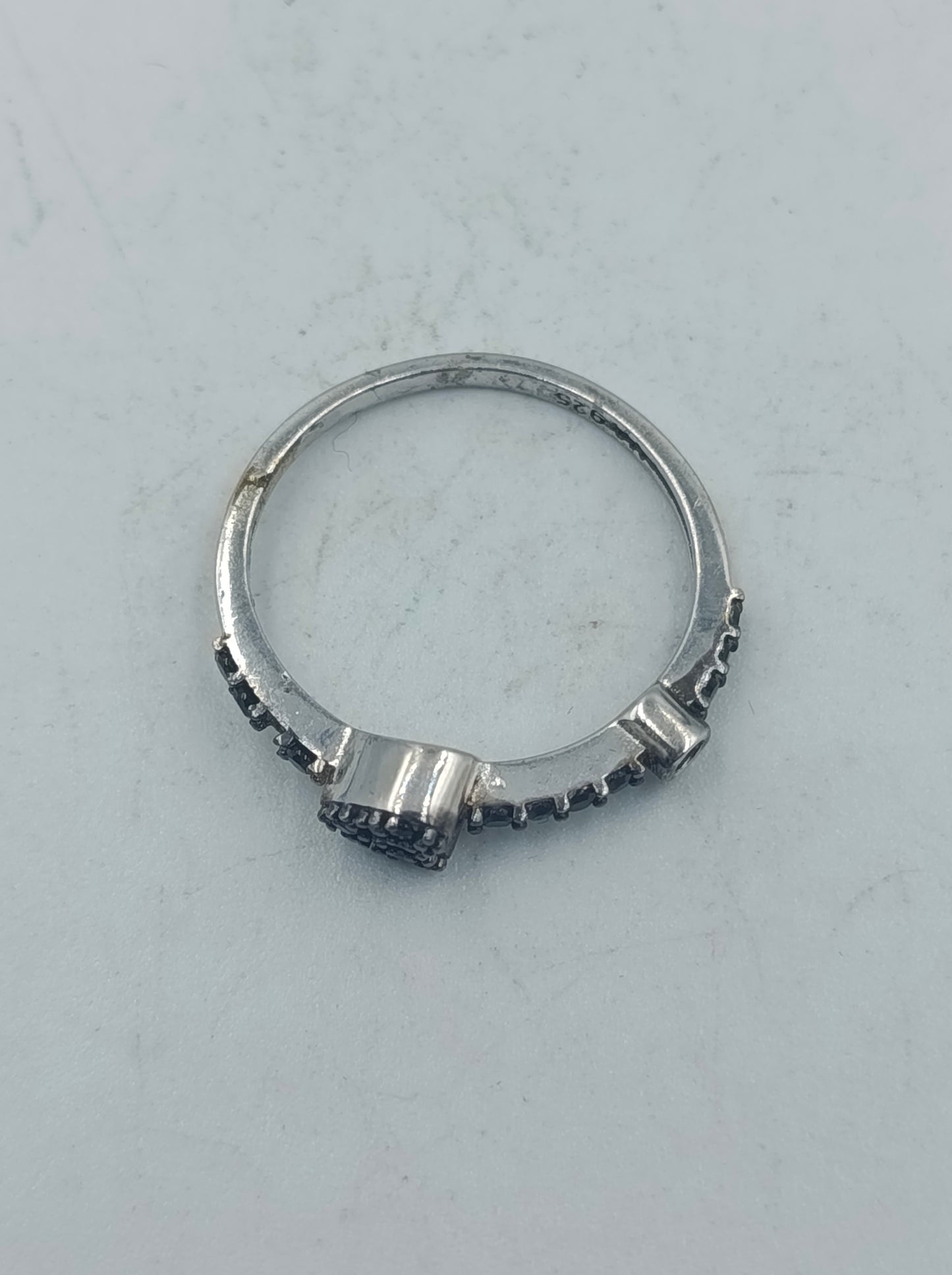 Silberring mit schwarzen Steinen elegante Optik Dezentes modernes Design