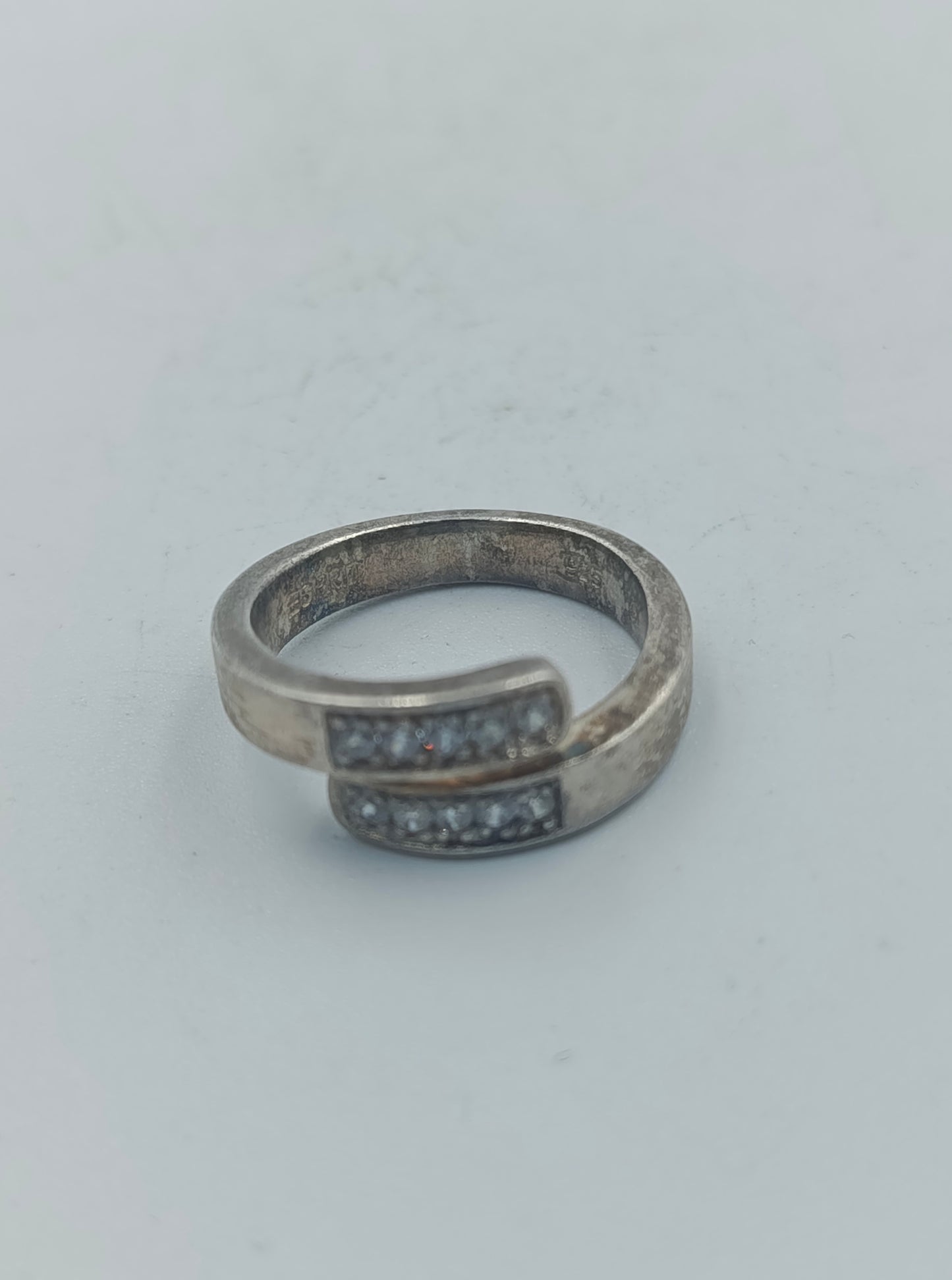 Verstellbarer Silberring mit funkelnden Akzentsteinen Zeitloses, elegantes Design