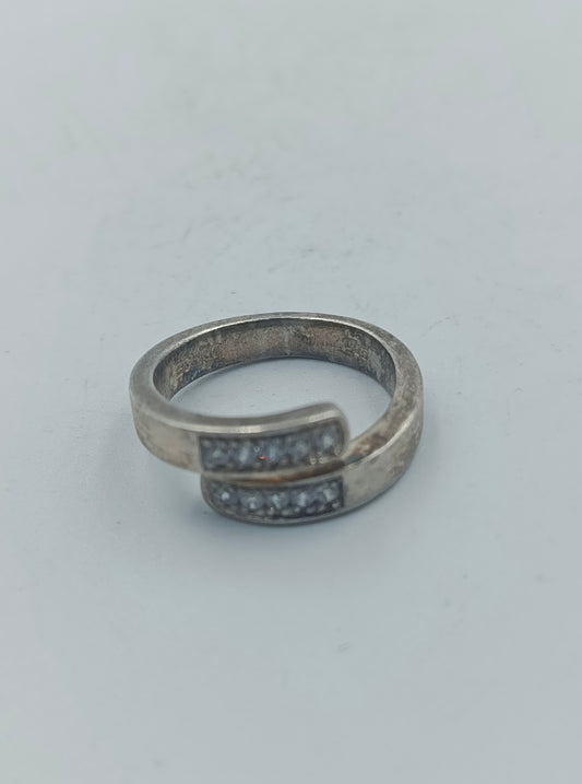 Verstellbarer Silberring mit funkelnden Akzentsteinen Zeitloses, elegantes Design