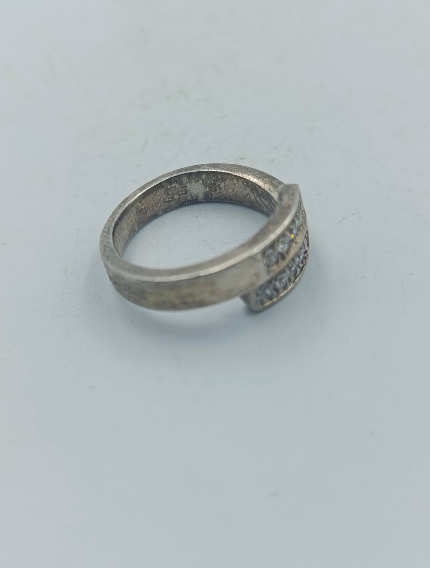 Verstellbarer Silberring mit funkelnden Akzentsteinen Zeitloses, elegantes Design