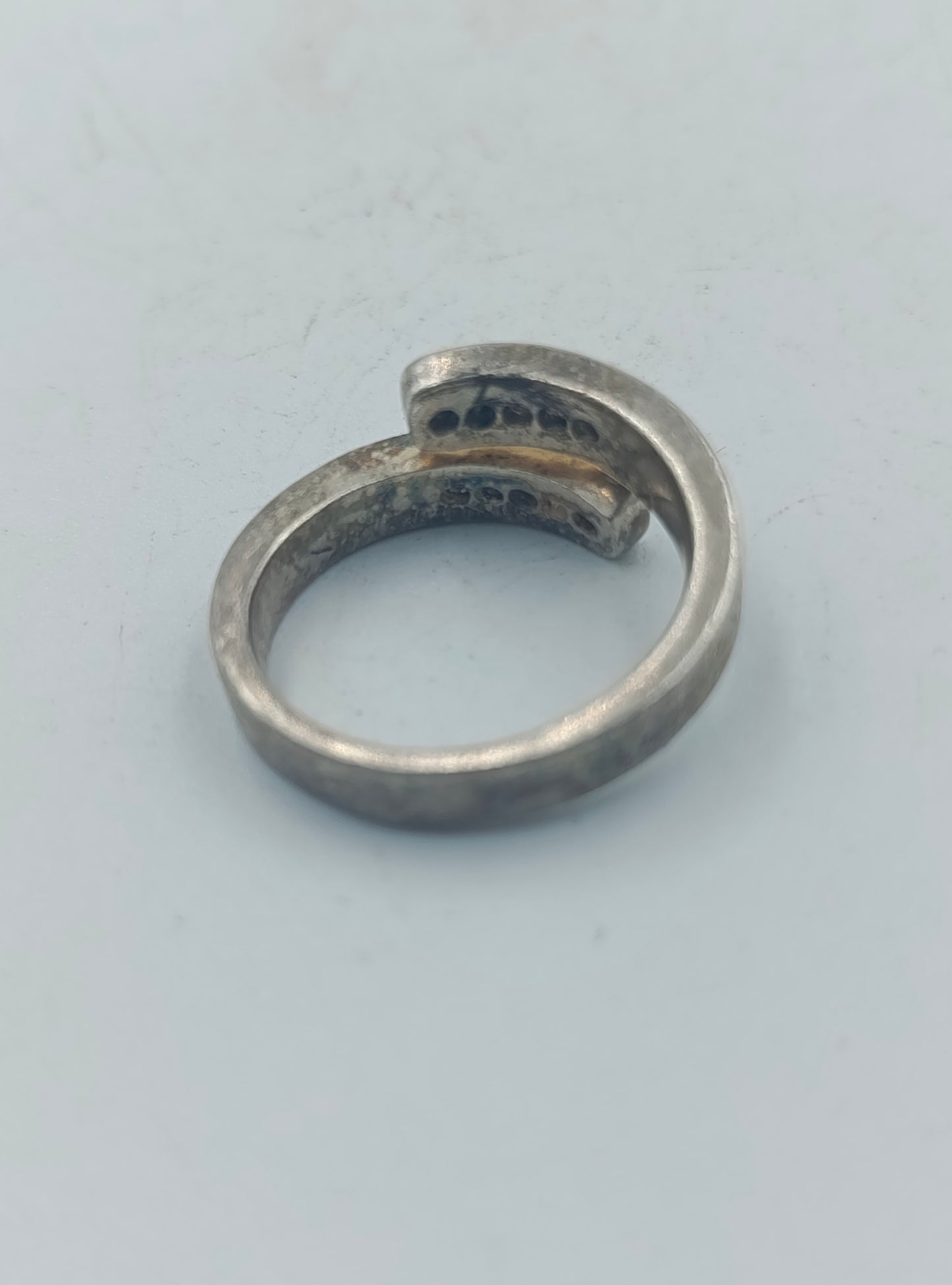 Verstellbarer Silberring mit funkelnden Akzentsteinen Zeitloses, elegantes Design