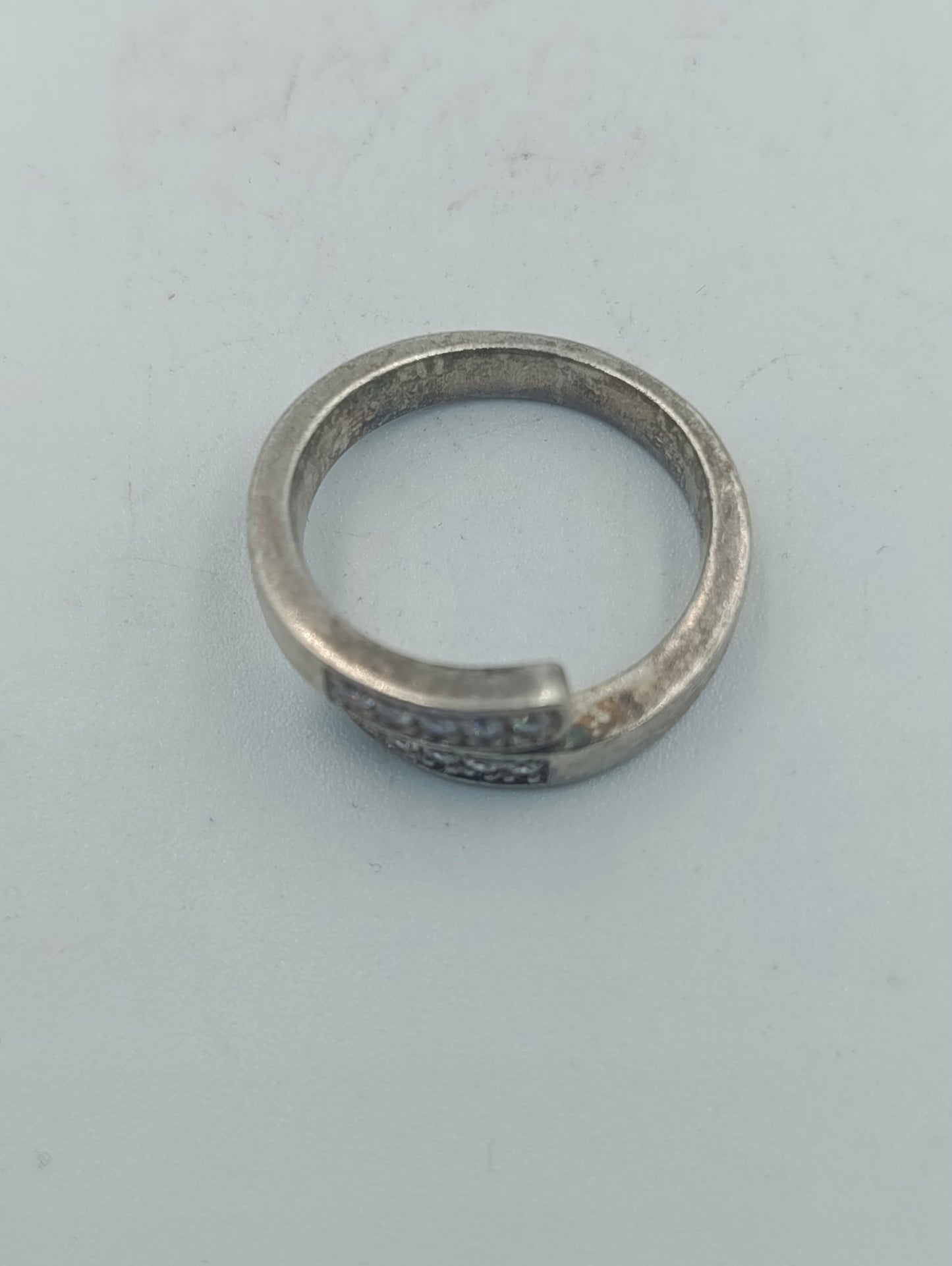 Verstellbarer Silberring mit funkelnden Akzentsteinen Zeitloses, elegantes Design