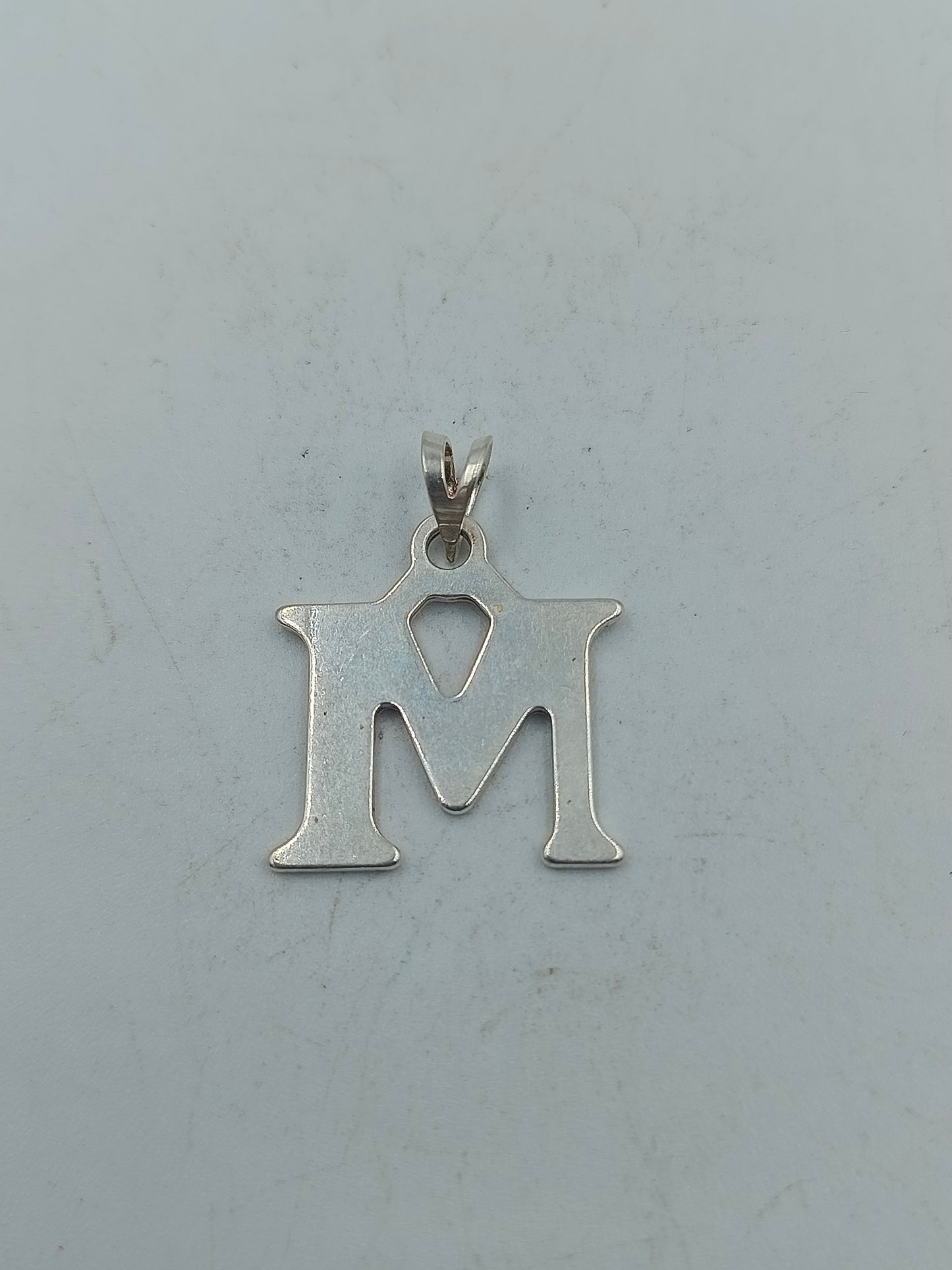 925 Silber Anhänger Buchstabe M Zeitloses und minimalistisches Design