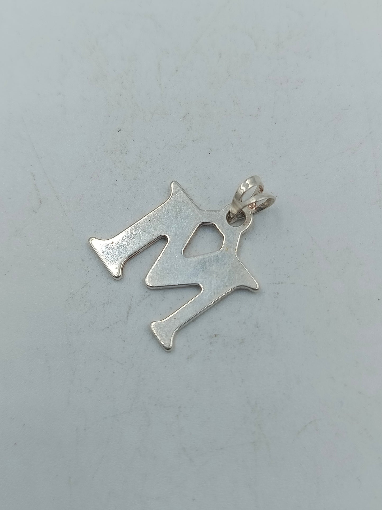 925 Silber Anhänger Buchstabe M Zeitloses und minimalistisches Design
