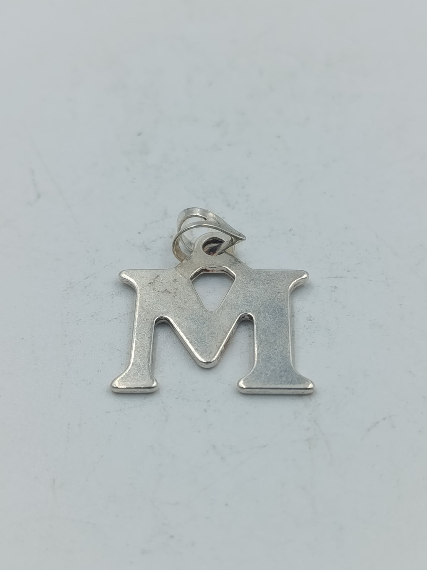 925 Silber Anhänger Buchstabe M Zeitloses und minimalistisches Design