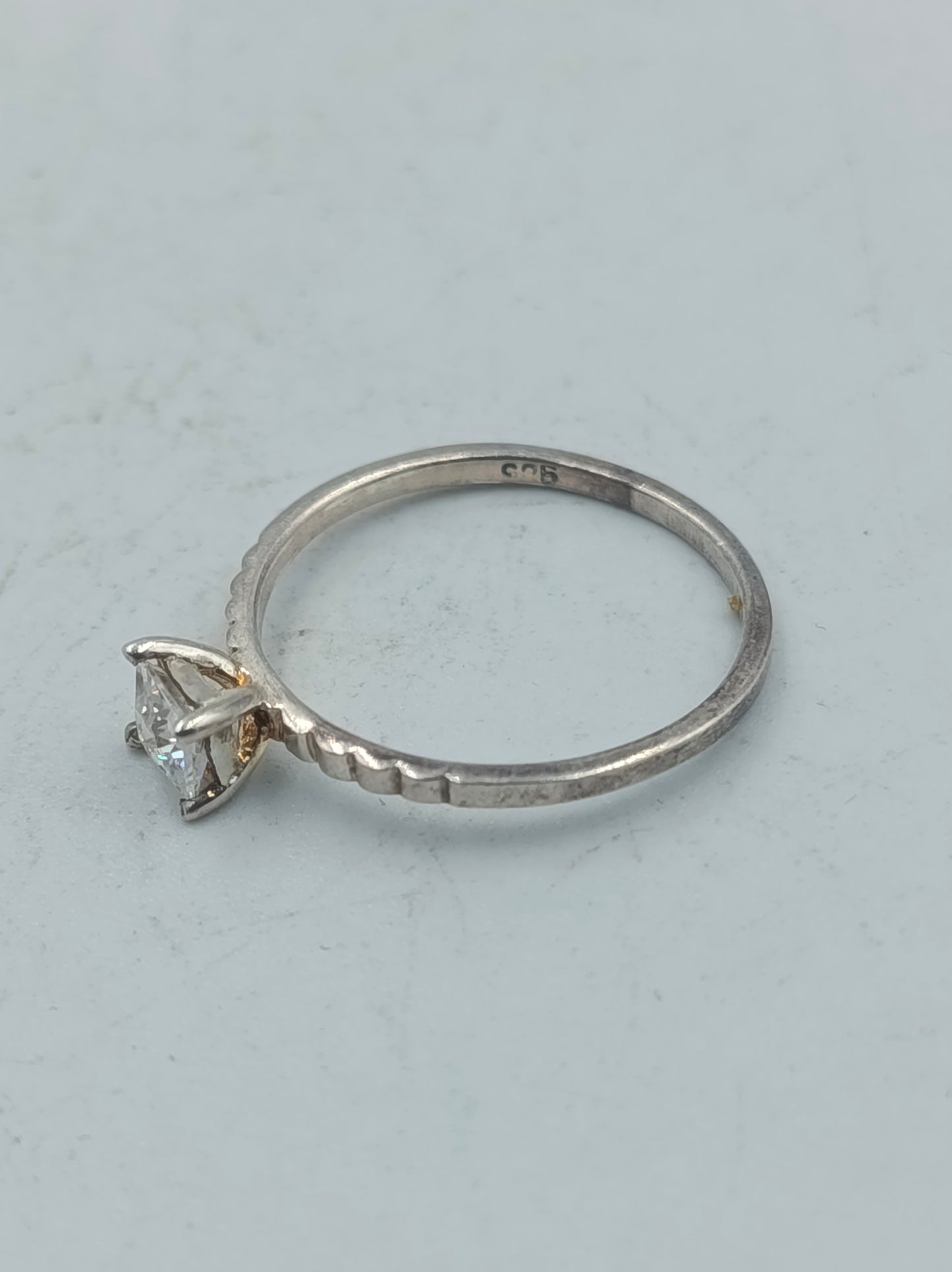 925 Silber Ring mit klarer Zirkonia Steinfassung Feiner und  moderner Look Gr55