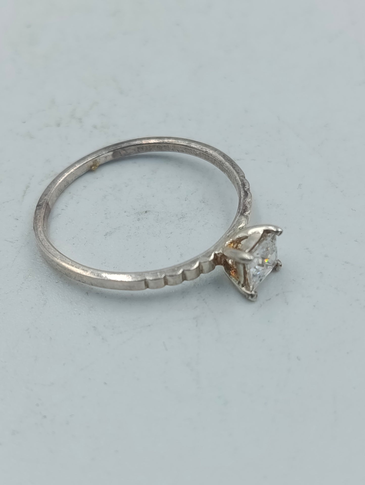 925 Silber Ring mit klarer Zirkonia Steinfassung Feiner und  moderner Look Gr55