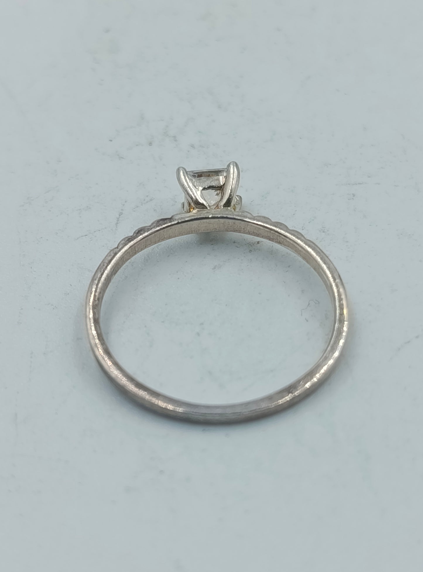 925 Silber Ring mit klarer Zirkonia Steinfassung Feiner und  moderner Look Gr55