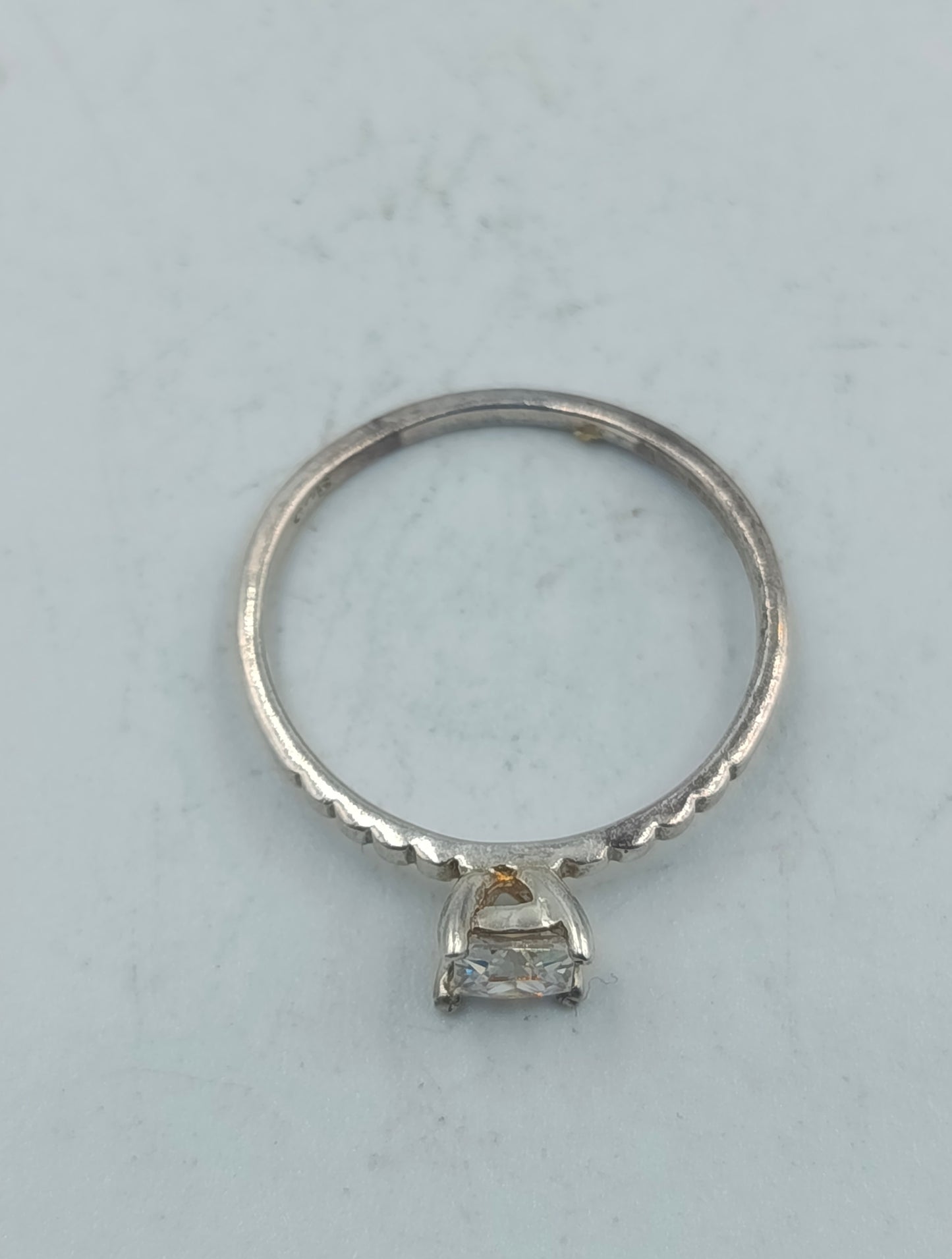 925 Silber Ring mit klarer Zirkonia Steinfassung Feiner und  moderner Look Gr55