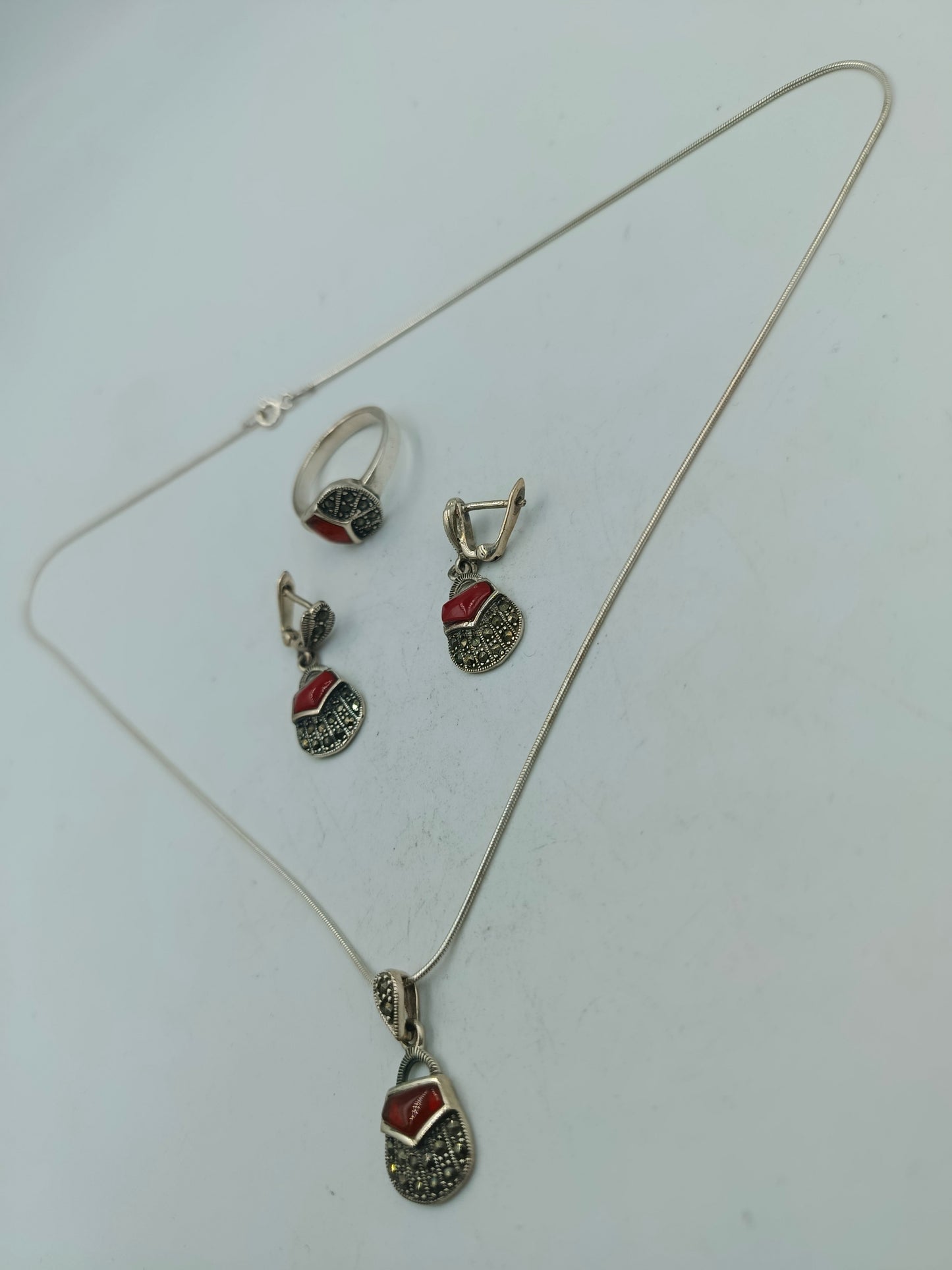 925 Silber Set mit rotem Stein und Markasiten Klassisches Design für zeitlosen Look