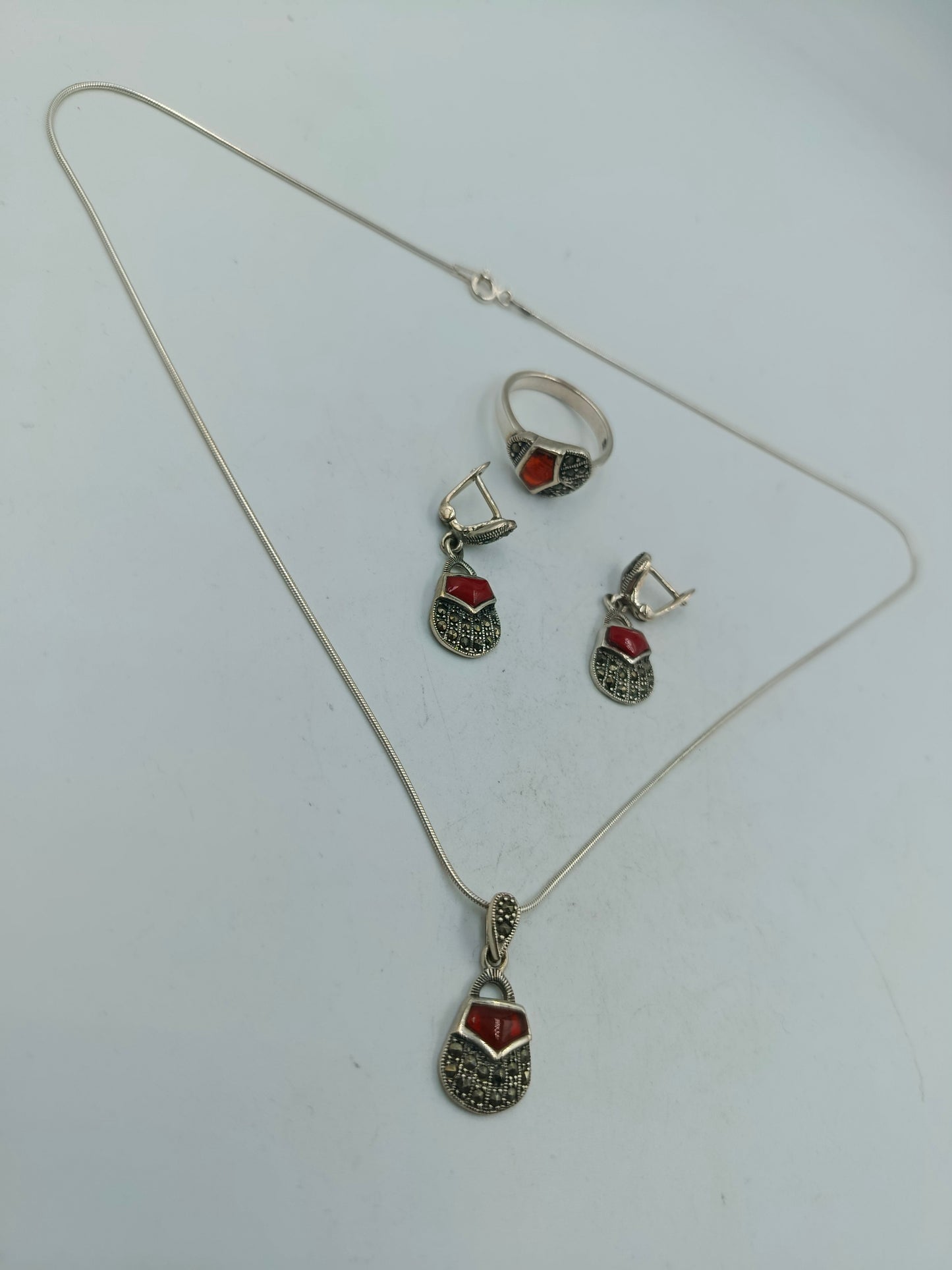 925 Silber Set mit rotem Stein und Markasiten Klassisches Design für zeitlosen Look