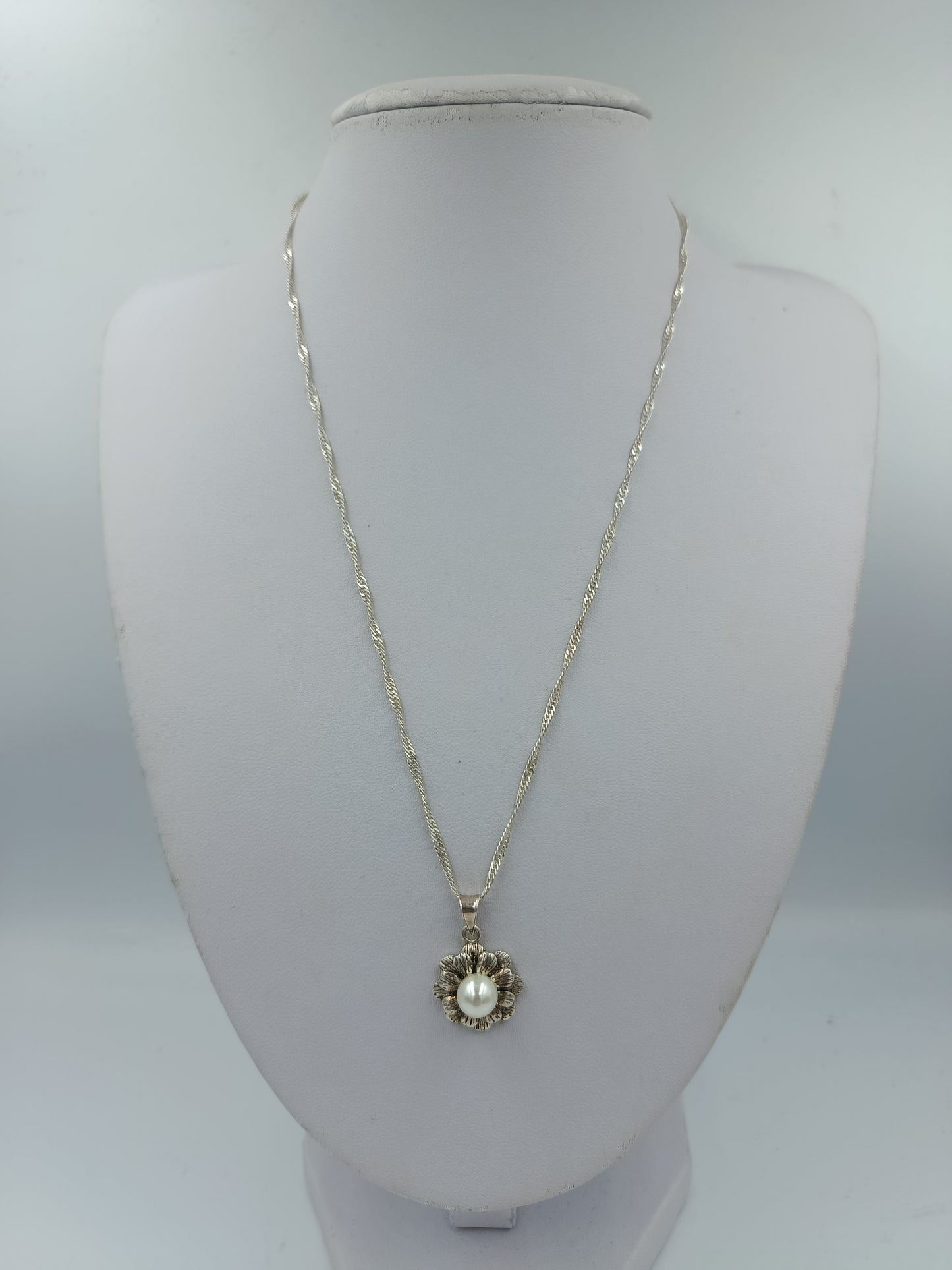 Silberkette mit Blumenanhänger und Zeitlose weiße Perle als zentrales Element