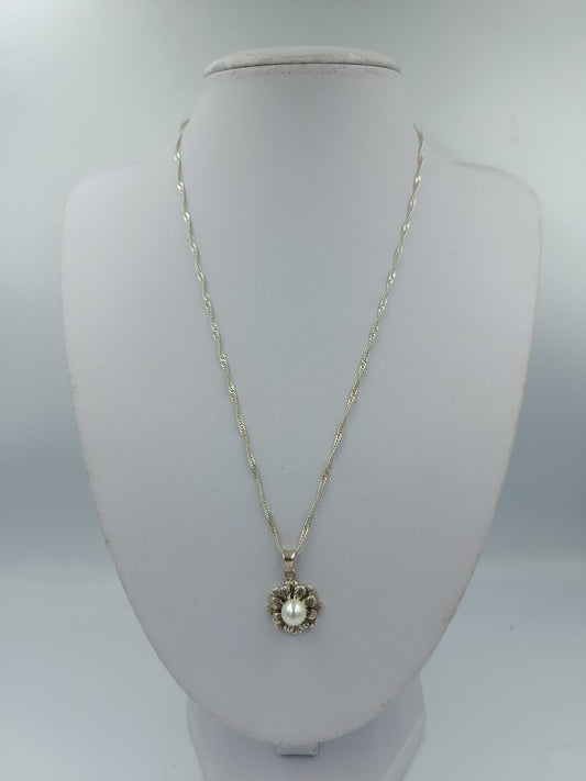 Silberkette mit Blumenanhänger und Zeitlose weiße Perle als zentrales Element