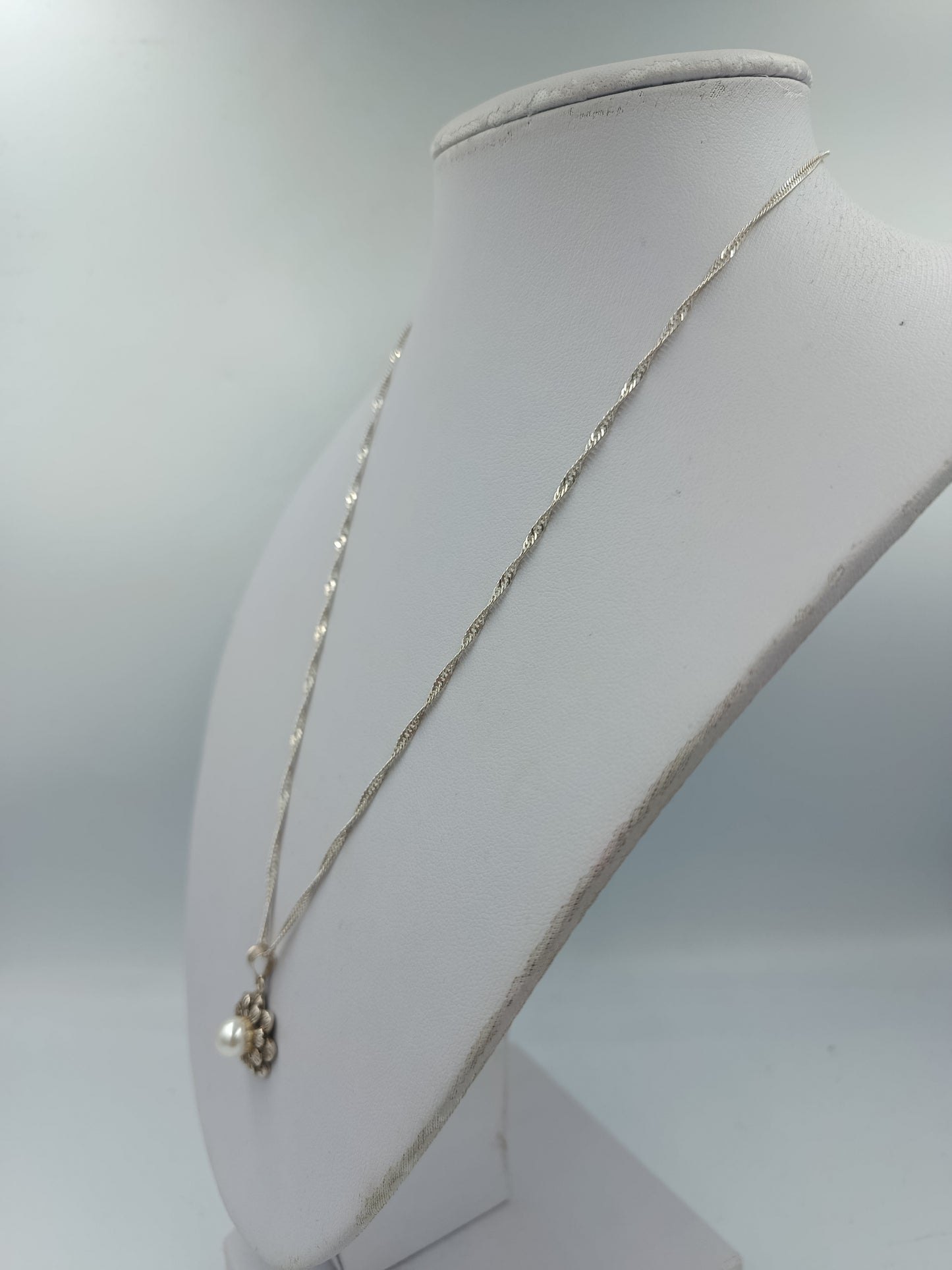 Silberkette mit Blumenanhänger und Zeitlose weiße Perle als zentrales Element