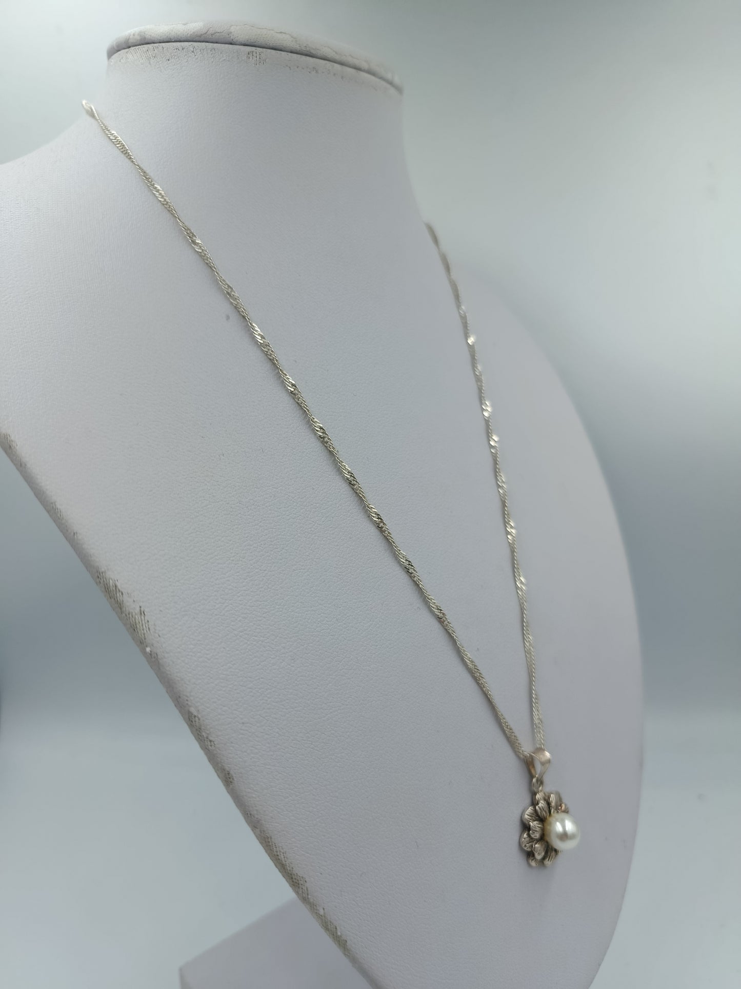 Silberkette mit Blumenanhänger und Zeitlose weiße Perle als zentrales Element