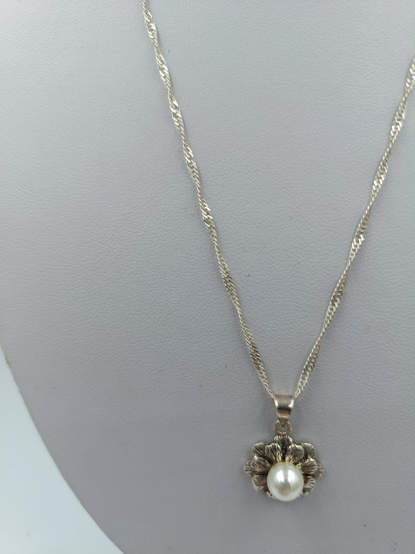 Silberkette mit Blumenanhänger und Zeitlose weiße Perle als zentrales Element