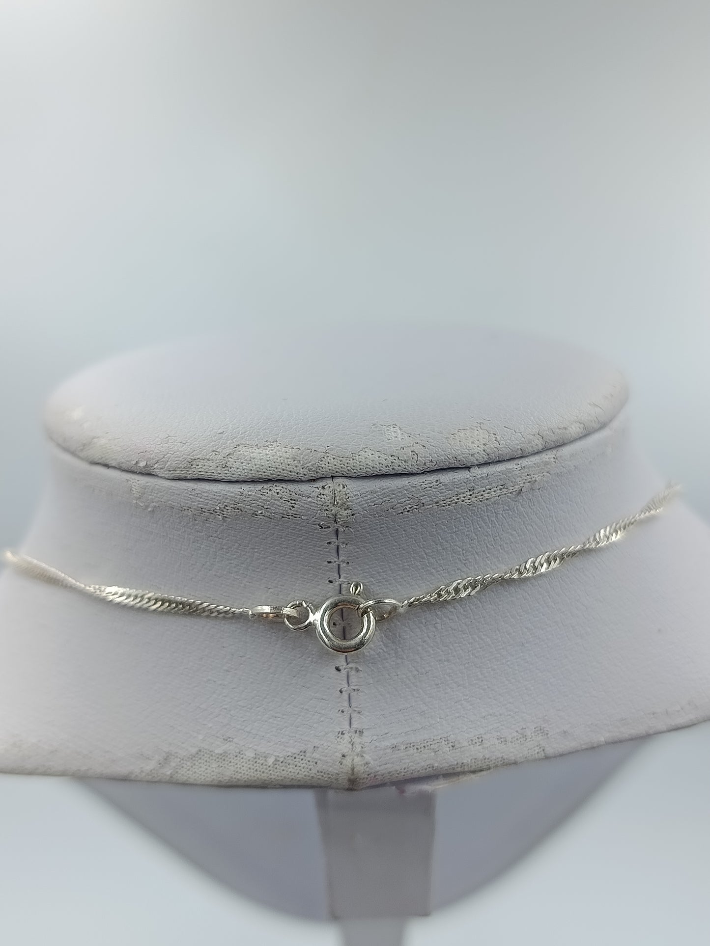 Silberkette mit Blumenanhänger und Zeitlose weiße Perle als zentrales Element