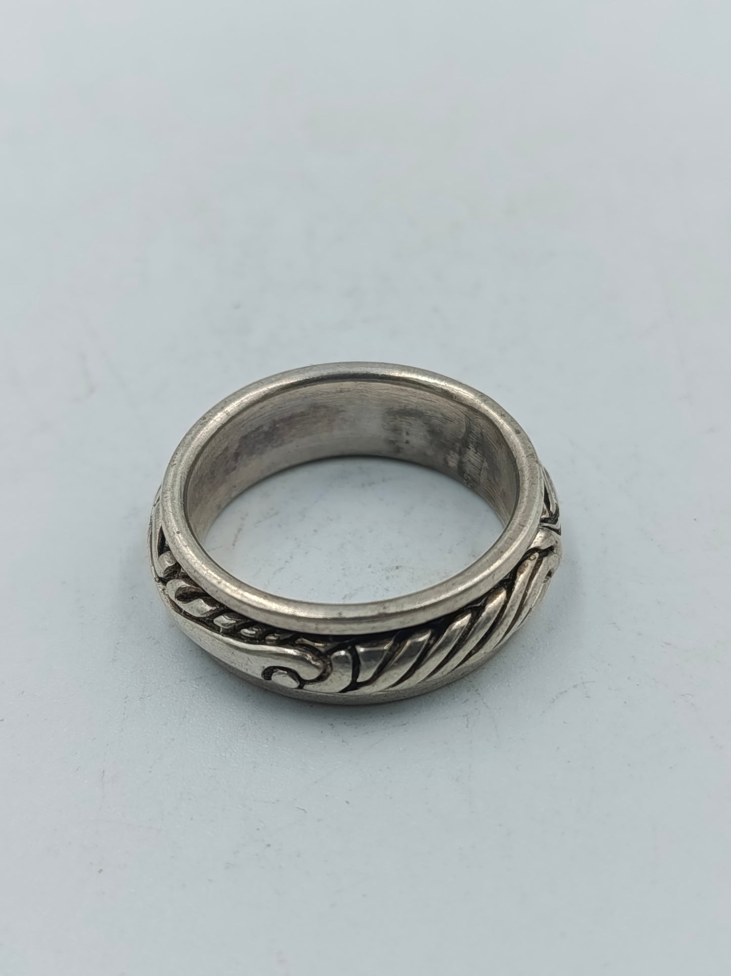 Eleganter 925er Silberring mit breiter Bandstruktur und verziertem Muster Gr68