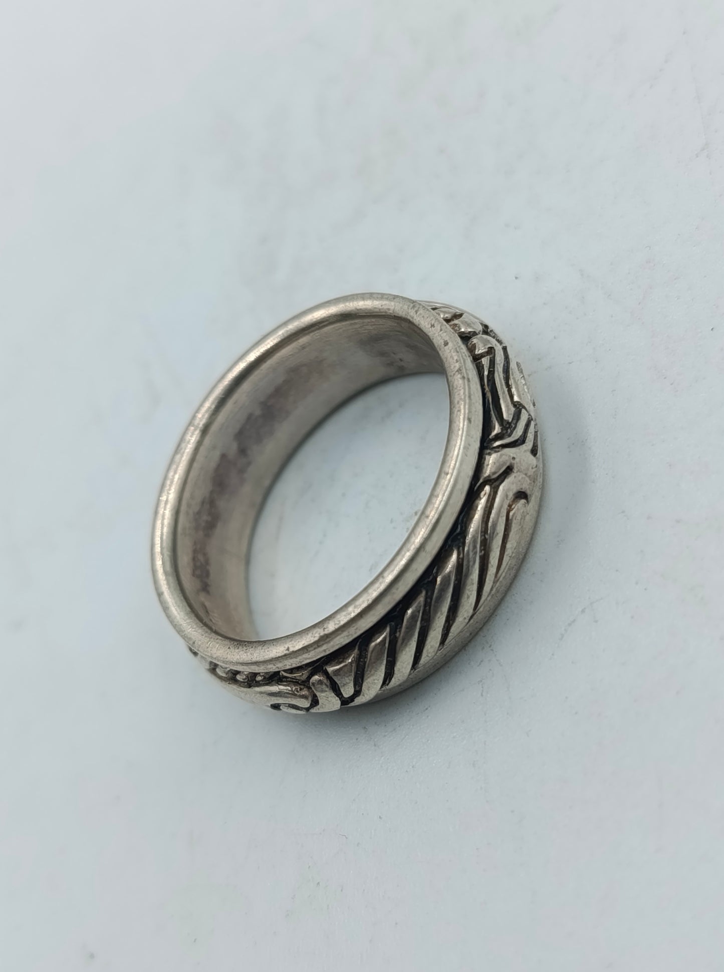 Eleganter 925er Silberring mit breiter Bandstruktur und verziertem Muster Gr68