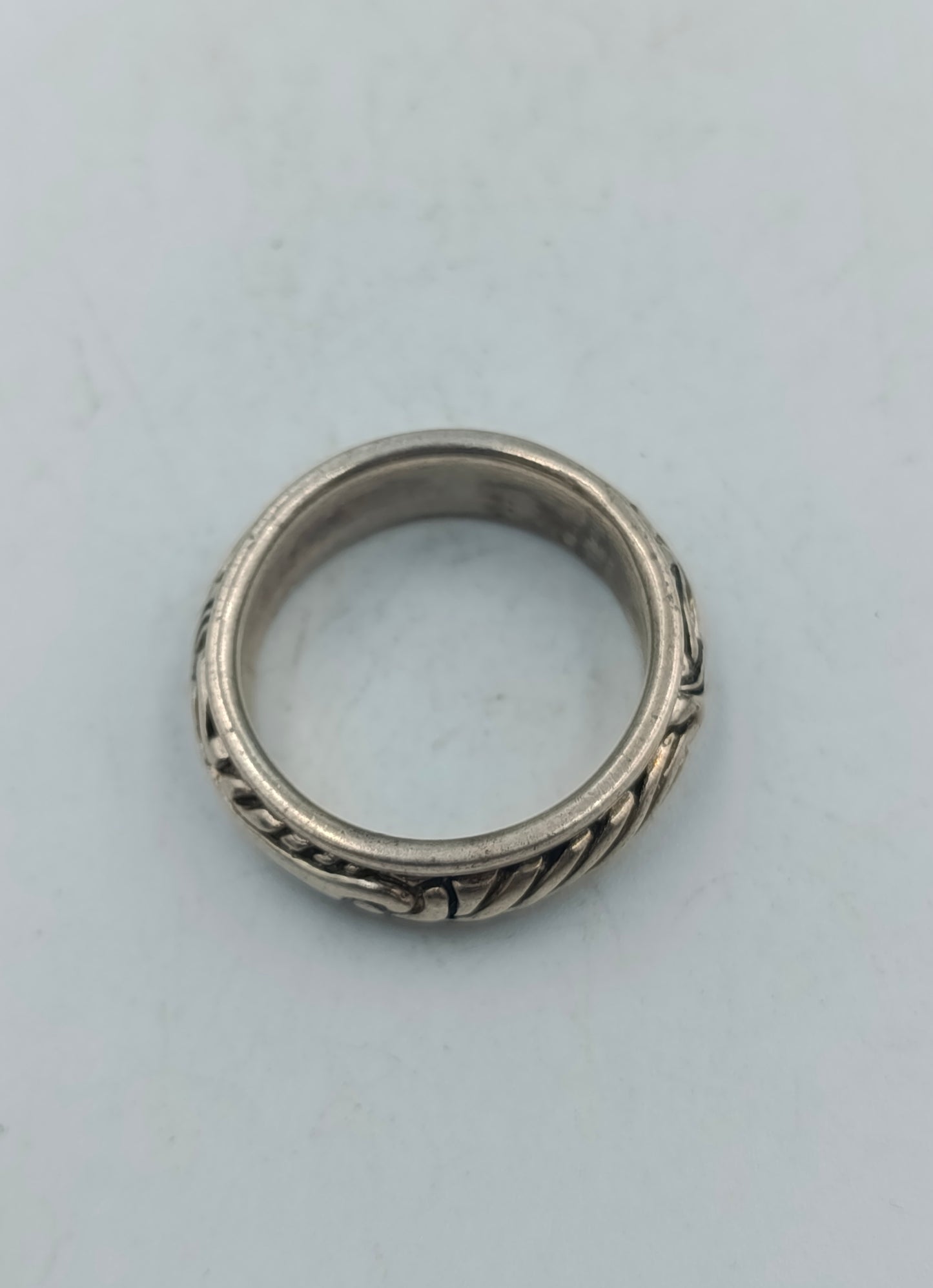 Eleganter 925er Silberring mit breiter Bandstruktur und verziertem Muster Gr68