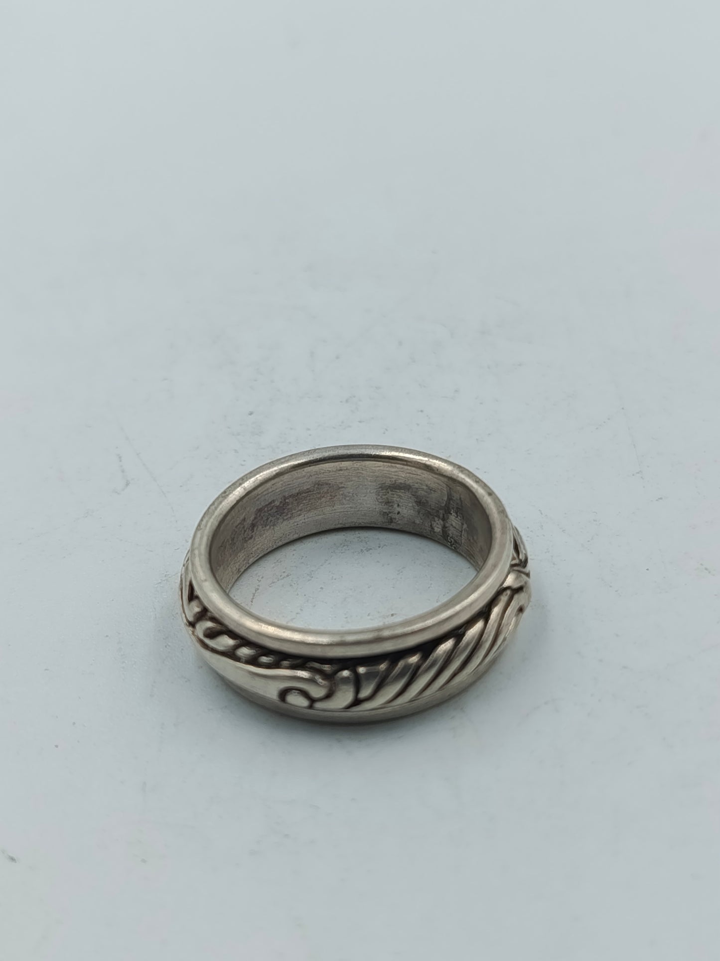 Eleganter 925er Silberring mit breiter Bandstruktur und verziertem Muster Gr68