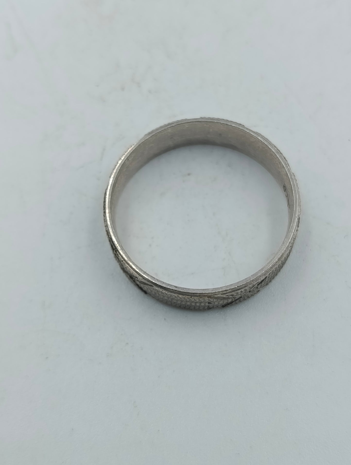925 Silber Ring mit feiner Gravur und klassischem Muster Gr67