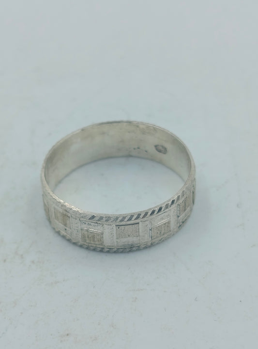 925er Silberring mit dekorativer Struktur