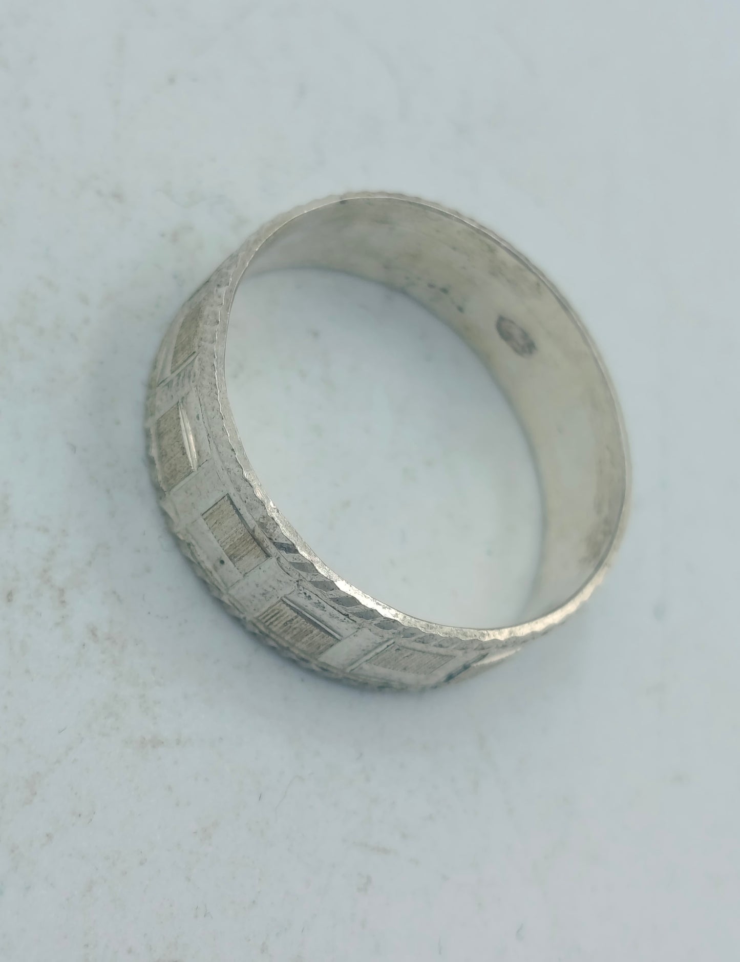 925er Silberring mit dekorativer Struktur