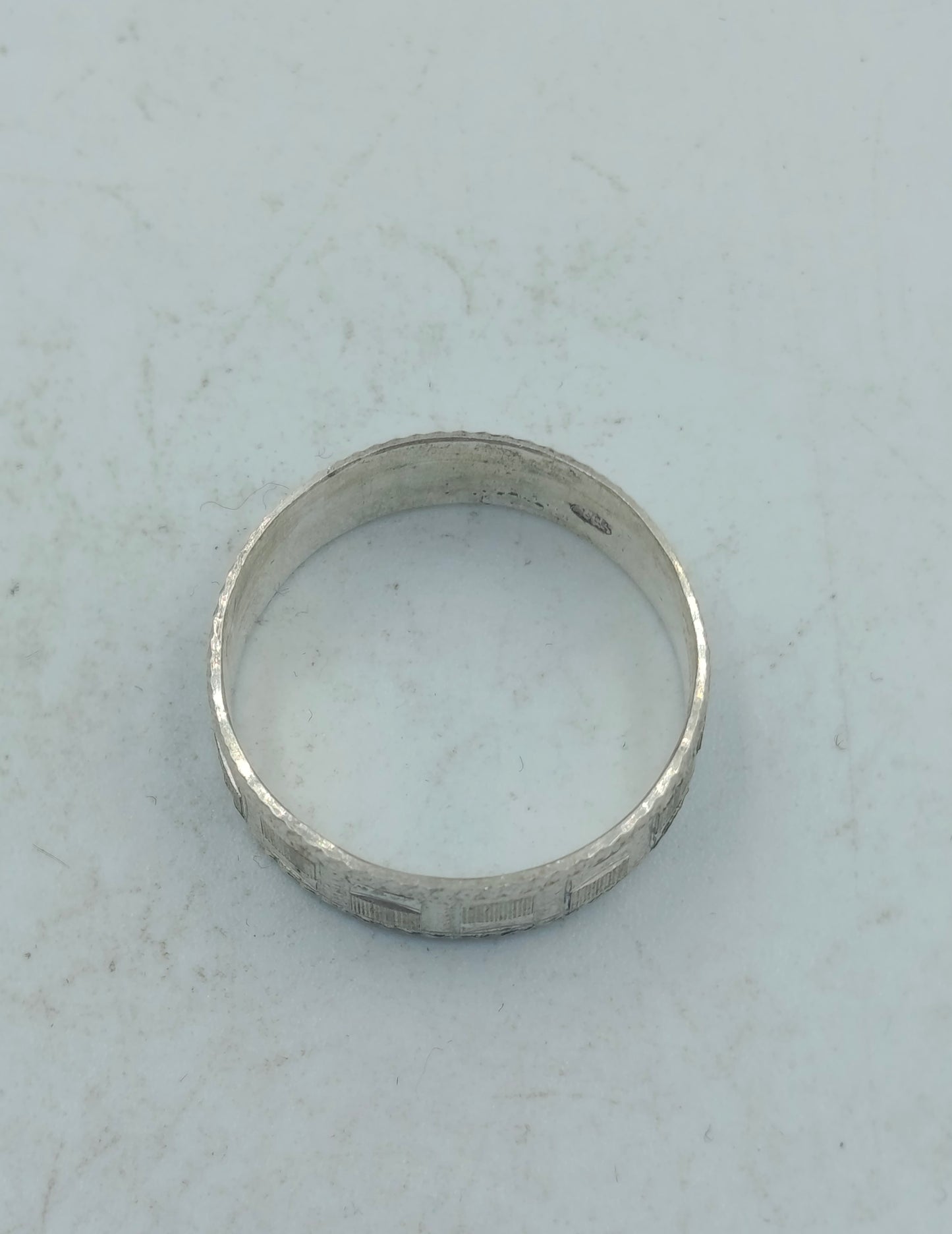925er Silberring mit dekorativer Struktur
