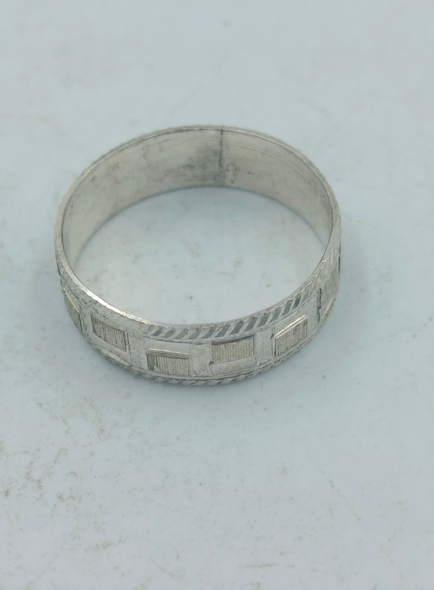 925er Silberring mit dekorativer Struktur